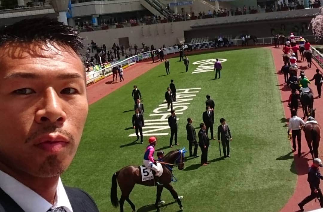 のインスタグラム：「阪神競馬場きました❗  9レースに出馬する スーパーフェザー応援してください(*^O^*) 今日こそは絶対勝ってくれ💨💨💨 #阪神競馬場#ＫＴレーシング #スーパーフェザー #内山高志」