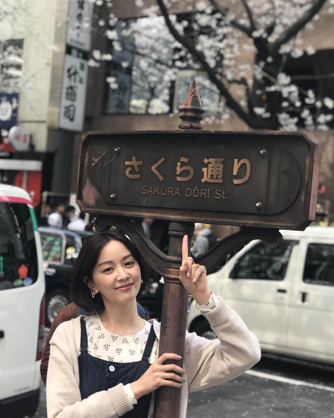 石橋杏奈さんのインスタグラム写真 - (石橋杏奈Instagram)「さまぁ〜ずハウス ▽ Amazon Prime Videoの日本オリジナル作品【さまぁ〜ずハウス】に参加させて頂きました😇 昨日より配信開始となっています ワンテイクのコントにその後反省会をしたり差し入れコーナーがあったりさまぁ〜ずさんといっしょにやりたいことなどなどいろいろとやらせて頂きました✨✨✨ わたしも観たんですが... すっごく面白かったです ぜひぜひチェックしてくださいねっ‼︎ 本当に台本を頂いただけで読み合わせもなければ動きの確認もドライもカメラリハーサルもなしのぶっつけ本番です Amazonのプライム会員じゃない‼︎ という方も初回なら30日間は無料でお試しも出来るのでぜひぜひ🤗 とにかく笑ってばかりの現場でした あ ちなみに次回のゲストはわたしの愛しの藤子です こちらも観てくださいねっ ・ 写真はこの間さくら通りに行ったときのものでーす ちょうど満開でしたっ △ #さまぁーず さん #AmazonPrimeVideo #アマゾンプライム #Amazon #いつもお世話になっております #なかなか家から出ないので笑 #石橋杏奈」3月31日 11時58分 - annaisbs_92