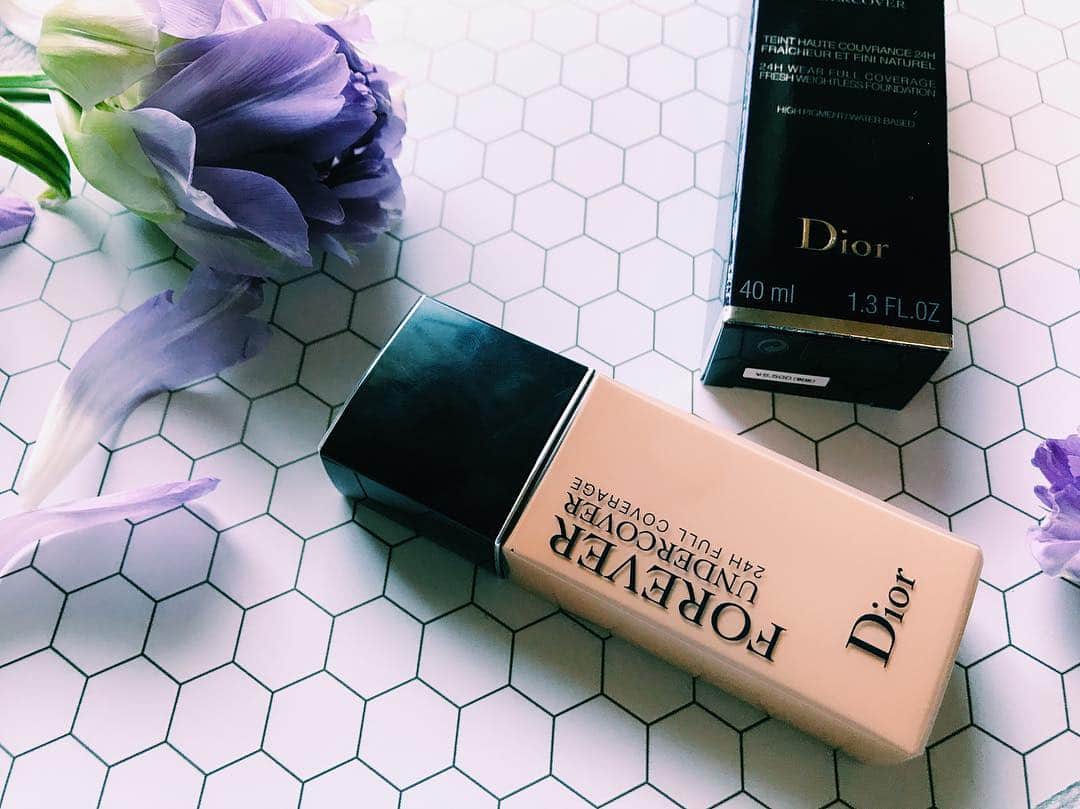 わちみなみのインスタグラム：「新しいファンデーションはDiorのDIORSKINFOEVER🌸 . 撮影で使っていただいて気に入ったのでその日に買いに行きました！ブラシで磨いたら軽いつけ心地で素肌みたいになって感動🌸黄み肌なので021にしました☺︎ . diorのスキンケアラインも揃えられるように頑張ろう✨初めて使った化粧品はおばあちゃんにもらったdiorのマキシマイザーだったな〜😊🌸 . お花は卒業式の日にいただいたものが開いてしまったものを🌷 . #dior #voce #vocest #わちみなみ #diorskinforever  #flatlaysheet #flatlay #春 #新作ファンデーション #新作 #ファンデーション #リキッドファンデーション」