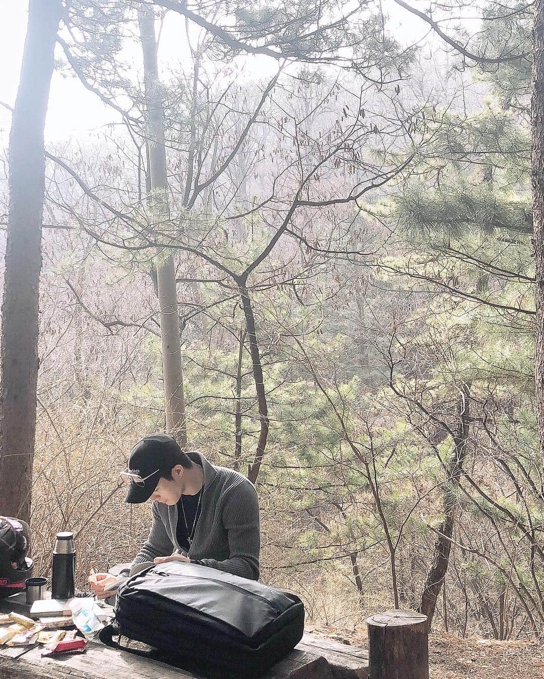 ソ・ハジュンさんのインスタグラム写真 - (ソ・ハジュンInstagram)「☀️⛰💦☕️🍪📚📖👍🏼/2 . . 나른한 오후.  햇살이 잘드는 까페에서 책과 함께 사색에 잠겨보자던 그의 달콤한 거짓꾀임은 나를 결국 천국으로 인도하다. 😇」3月31日 15時12分 - seo_ha_jun