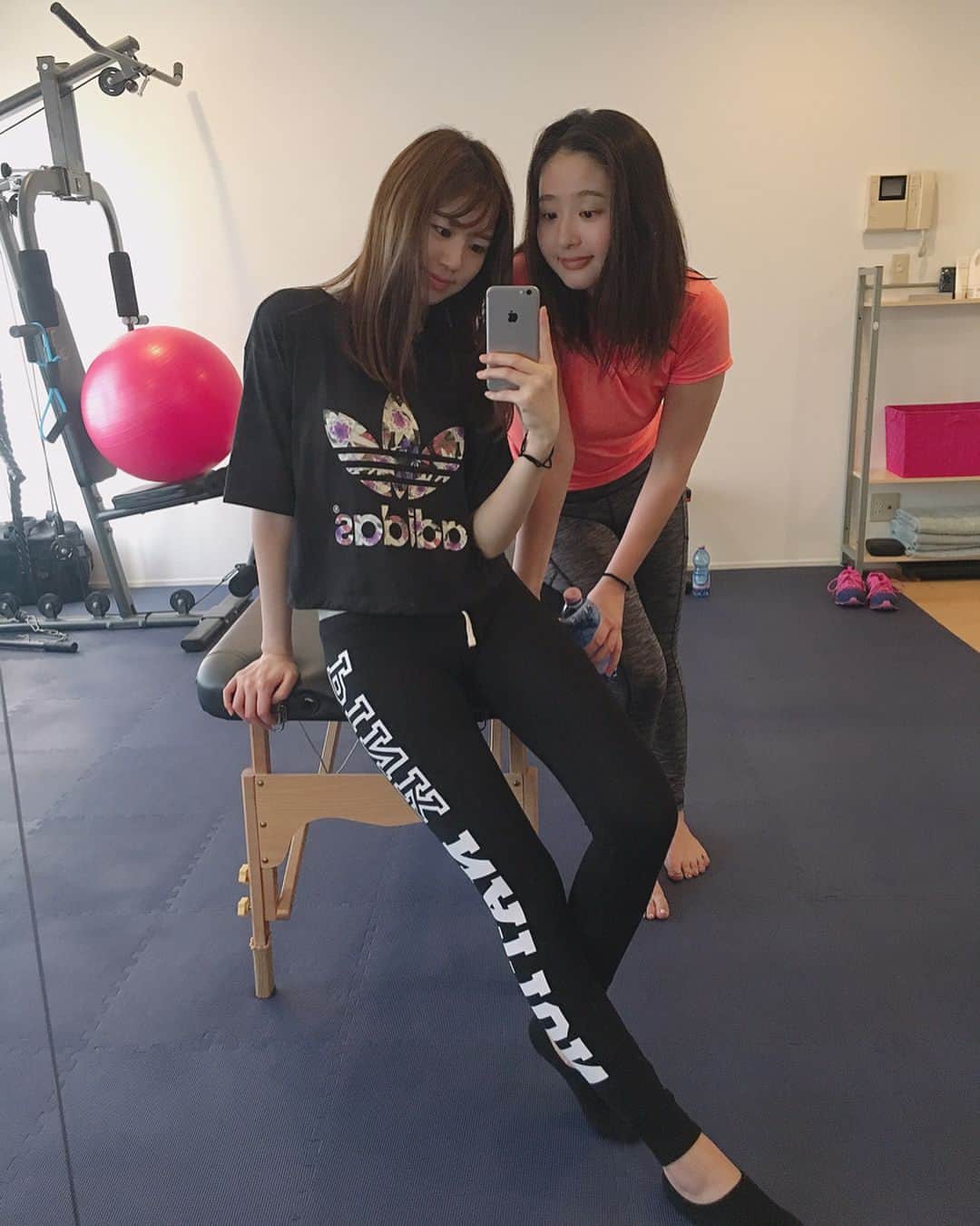 加田穂乃華のインスタグラム：「友梨とジムday💪💗 一日たって、、、ベッドから起き上がれないくらいの全身筋肉痛😂 ２日目の今日も痛い痛い騒いでる😂 この冬どれだけなまけていたか思い知りました🤦🏼‍♀️💦笑 うっかりくしゃみしたら全身に衝撃が走った... 夏に向けて理想のbody目指して頑張りまーす✨✨ #ジム #トレーニング #パーソナル #パーソナルトレーニング #gym #training #sports #筋肉痛」