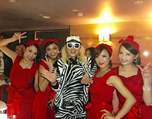 のインスタグラム：「昨日もフィーバーしましたーっ🕺💓 ありがとうございました😊✨✨ お客さんと踊ったりhappy空間でした🙏💕 そして"Let's DISCO"のコンピレーションアルバムGET🕺♬ 懐かしフィーバーソングがいっぱい入ってるよ♡チェック🕺✔️ . #ナイトフィーバーダンサーズ #djkoo #disco #レッツディスコ #dancer」
