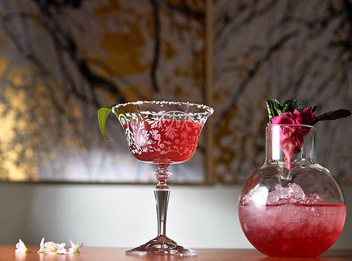 のインスタグラム：「3月最終日の土曜日には、24階のPeterバーで、桜カクテルはいかがでしょうか。🍹皆さまのご利用をお待ちしております！⠀ #ペニンシュラ東京 #桜 #peninsulatokyolovessakura #満開 #桜 #カクテル #ホテル ⠀ The start to a great Saturday evening in Tokyo begins with a glass of one of our seasonal sakura cocktails at Peter: The Bar. 🍹See you there!⠀ #thepeninsulatokyo #peninsulatokyolovessakura #sakura #cherryblossom #cocktails #bartenderlife #hotel」