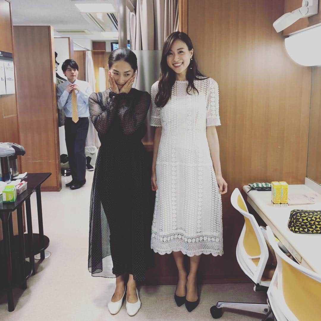 亀恭子のインスタグラム：「今年度、最後のブランチ。  たまたま2人で白と黒^ ^  今夜のTBSは、オールスター感謝祭だ。  today's yuri… #onepiece #mystrada  #王様のブランチ #tbs #笹川友里 #saturday #sunnyday #march31 #年度末」