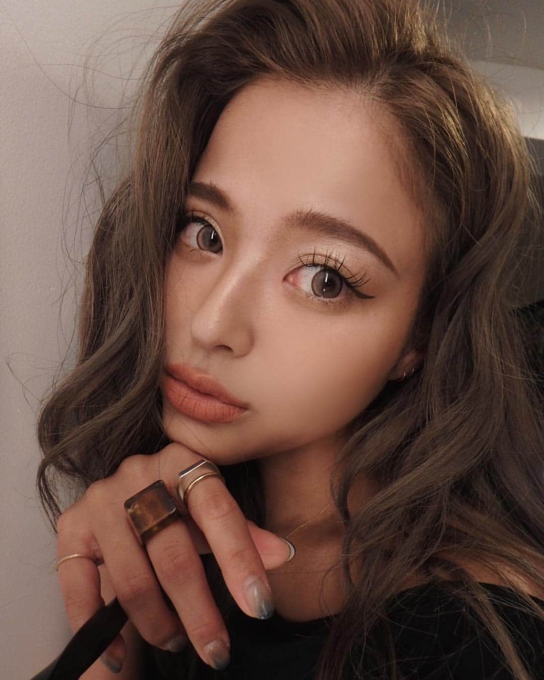 のインスタグラム：「今回もマツエクは 安定のCCカール ロングです👁👁👁 【毛質】ロイヤルセーブルラッシュ 【カール】CCカール 【長さ】15ｍｍ 【太さ】0.18mm 150本 SalonEF 渋谷店 東京都‎ 渋谷区渋谷2-22-11 渋谷フランセ奥野ビル5階 TEL 03 3486 8775 @salon__ef__official  この時 @pvstotto  行ったばかりで 艶めいている！！💆‍♀️ リングは愛用しまくりの @trunc88_official ❤︎」