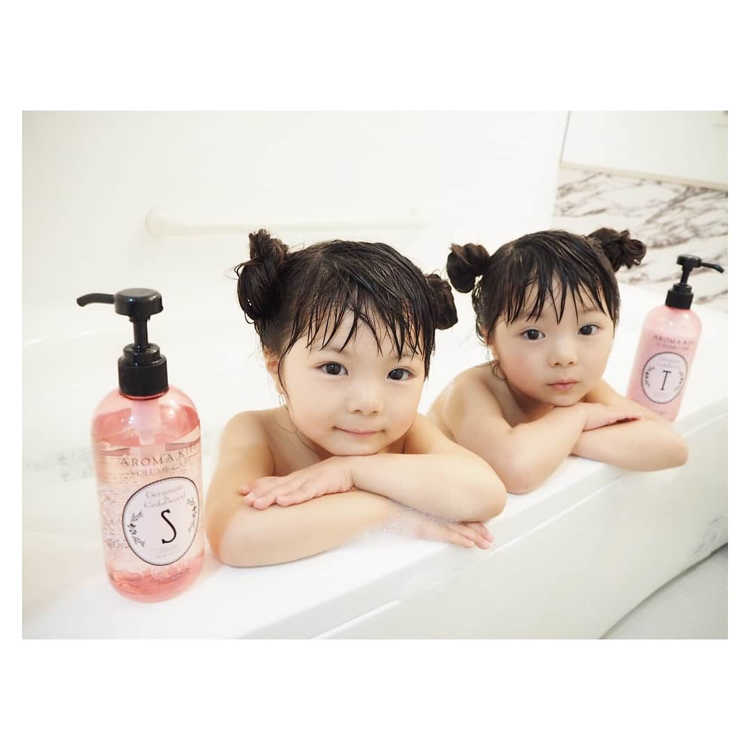 Yukiさんのインスタグラム写真 - (YukiInstagram)「あわあわいっぱいの🛁お風呂がだいすき(o^^o)♡♡ お風呂でその日の出来事を一人一人お話ししてくれる時間を大切にしてます(^^) シャンプーも自分でできるようになった双子ちゃん(o^^o)  トリートメントのすすぎだけはママかパパが一緒に確認することが多いかな(o^^o)  春はピンクが気になるわが家♡ボトルまで可愛いー♡  アロマメーカーさんが作られただけあって、トリートメントの香りはこれまで出会った中で一番好きな香り♡♡ ますますお風呂timeが楽しくなりそうです♡♡ @gaianp_official  #4歳10ヶ月  #お風呂タイム  #アロマキフィ #アロマシャンプー #艶髪  #愛されヘアー #子供シャンプー #親子でシャンプー」3月27日 21時40分 - yukikuu96