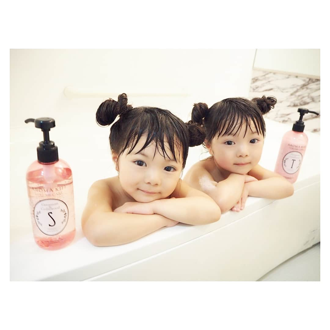 Yukiさんのインスタグラム写真 - (YukiInstagram)「あわあわいっぱいの🛁お風呂がだいすき(o^^o)♡♡ お風呂でその日の出来事を一人一人お話ししてくれる時間を大切にしてます(^^) シャンプーも自分でできるようになった双子ちゃん(o^^o)  トリートメントのすすぎだけはママかパパが一緒に確認することが多いかな(o^^o)  春はピンクが気になるわが家♡ボトルまで可愛いー♡  アロマメーカーさんが作られただけあって、トリートメントの香りはこれまで出会った中で一番好きな香り♡♡ ますますお風呂timeが楽しくなりそうです♡♡ @gaianp_official  #4歳10ヶ月  #お風呂タイム  #アロマキフィ #アロマシャンプー #艶髪  #愛されヘアー #子供シャンプー #親子でシャンプー」3月27日 21時40分 - yukikuu96