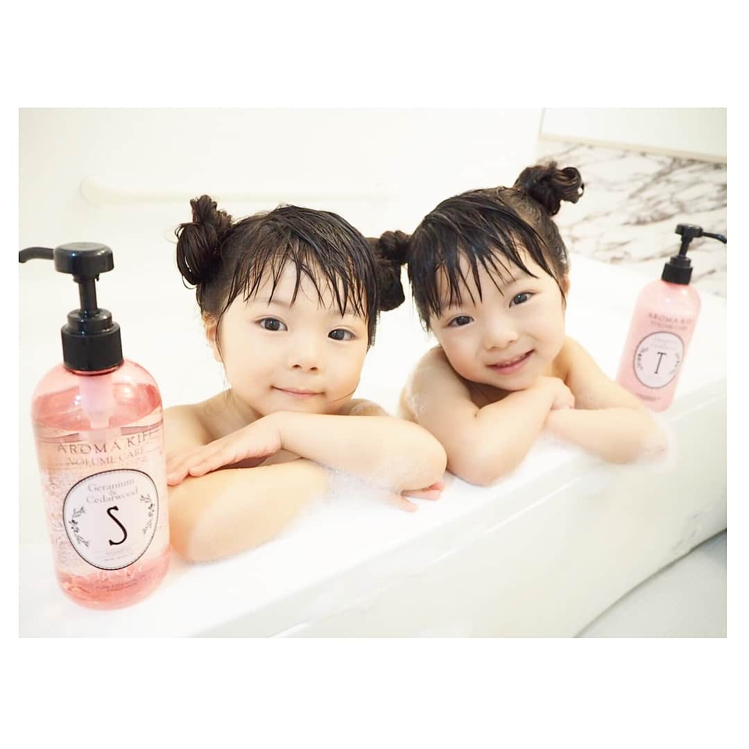 Yukiさんのインスタグラム写真 - (YukiInstagram)「あわあわいっぱいの🛁お風呂がだいすき(o^^o)♡♡ お風呂でその日の出来事を一人一人お話ししてくれる時間を大切にしてます(^^) シャンプーも自分でできるようになった双子ちゃん(o^^o)  トリートメントのすすぎだけはママかパパが一緒に確認することが多いかな(o^^o)  春はピンクが気になるわが家♡ボトルまで可愛いー♡  アロマメーカーさんが作られただけあって、トリートメントの香りはこれまで出会った中で一番好きな香り♡♡ ますますお風呂timeが楽しくなりそうです♡♡ @gaianp_official  #4歳10ヶ月  #お風呂タイム  #アロマキフィ #アロマシャンプー #艶髪  #愛されヘアー #子供シャンプー #親子でシャンプー」3月27日 21時40分 - yukikuu96