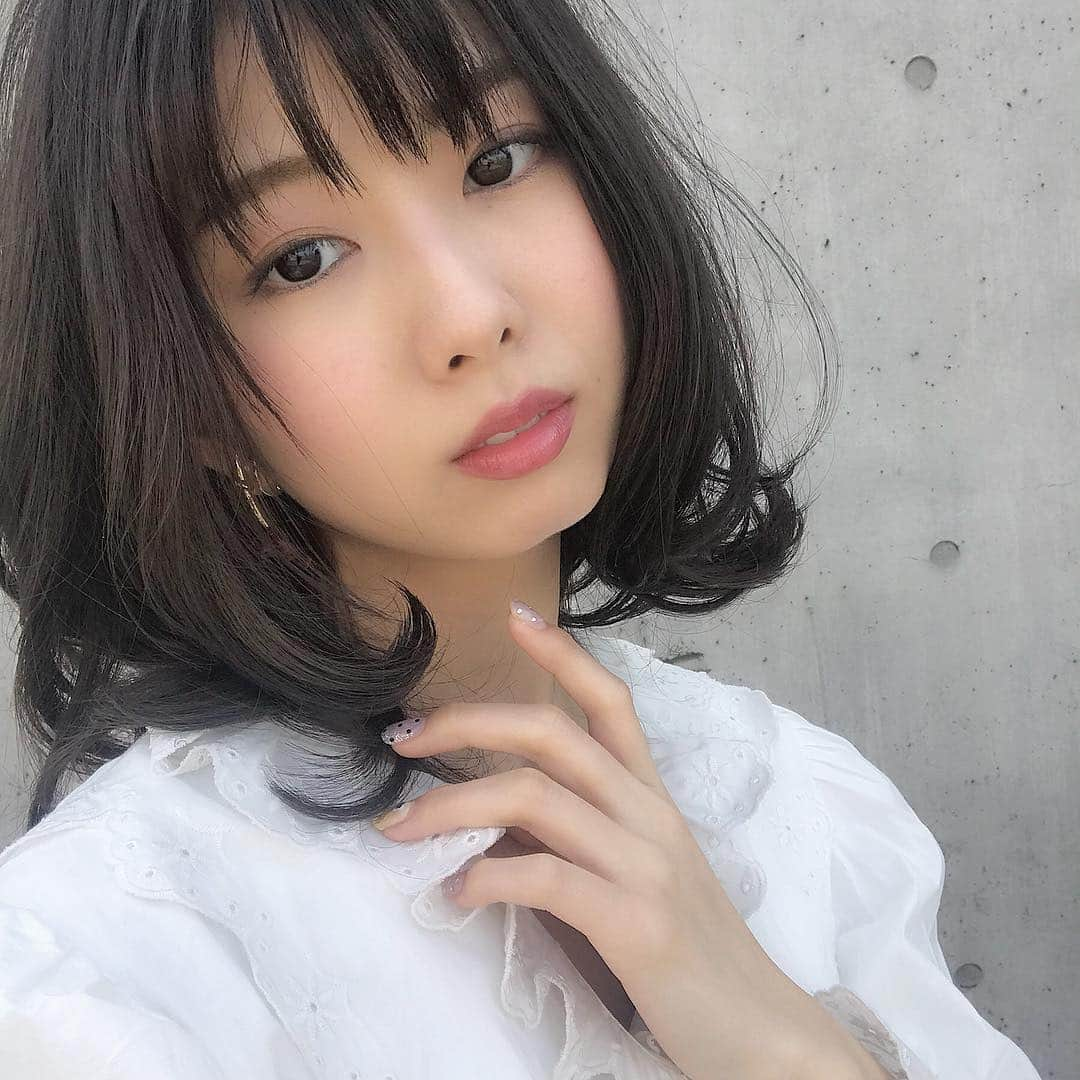 中島愛蘭さんのインスタグラム写真 - (中島愛蘭Instagram)「@vicca_hair でカラー、トリートメント、﻿ 前髪カットをしていただきました☺️﻿ ﻿ 今回はバイオレットを入れてもらったよ🍇﻿ いつも暗めで透明感のあるカラーで﻿ お願いしています😳♥︎︎﻿ 前髪はシースルーバングだよ！！﻿ ﻿ 早く髪伸びてほしい〜〜💕💕💕﻿ ㅤㅤㅤㅤㅤㅤㅤㅤㅤㅤㅤㅤㅤ #vicca #hair #ミディアム #ヘアカラー #中島愛蘭」3月27日 22時02分 - aira_nakajima