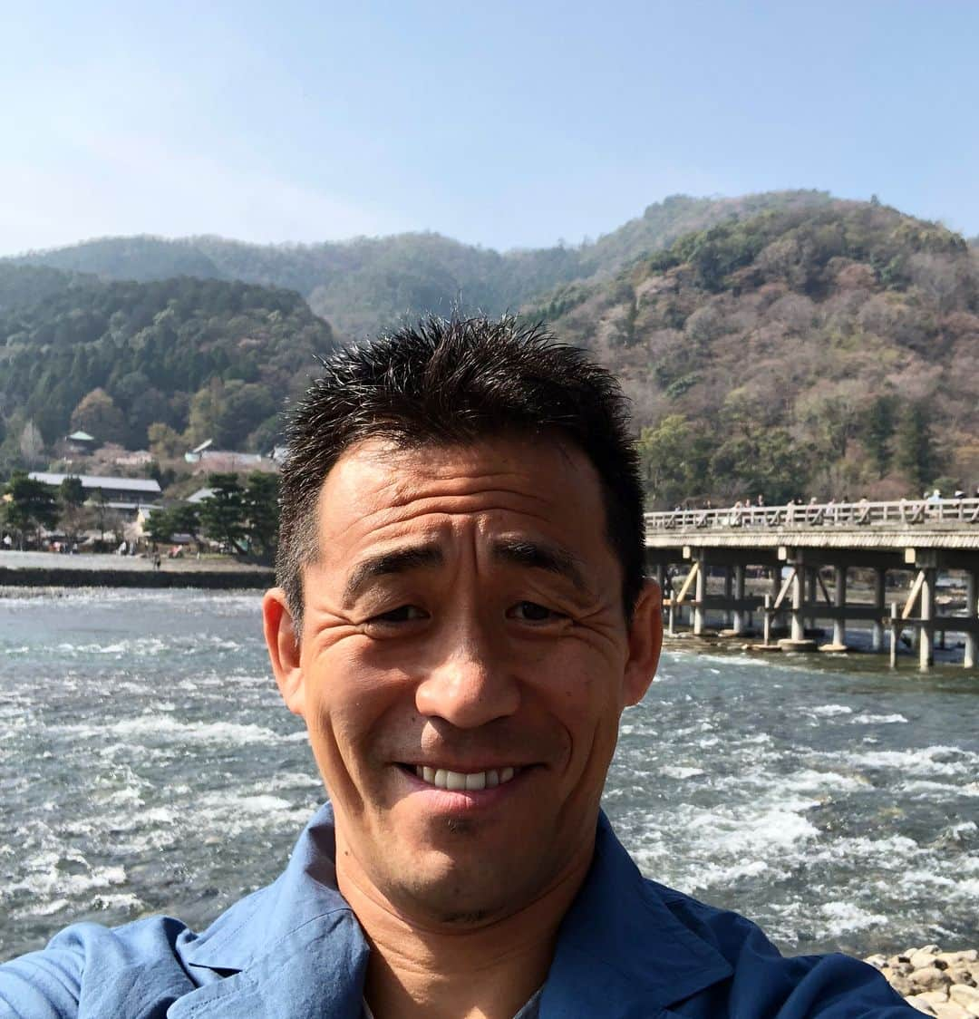 石田靖さんのインスタグラム写真 - (石田靖Instagram)「テレビ東京❼『昼めし旅』で京都嵐山 「あなたのご飯見せてください」 で皆さんにお話伺ってます🙏🙏🙏 どんな出逢いがあるんでしょうか？ 撮影中〜4月13日OA予定😆 #テレビ東京 #昼めし旅 #あなたのご飯見せてください #京都 #Kyoto #嵐山 #渡月橋 #十三参り #十三詣り #今年で53歳のイシダ #十三参り知りませんでした #勉強不足 #法輪寺 #桜 #cherryblossom  #3枚目 #舞妓さん #と思ったら #果たして #一期一笑  #石田靖」3月27日 13時13分 - yasulog