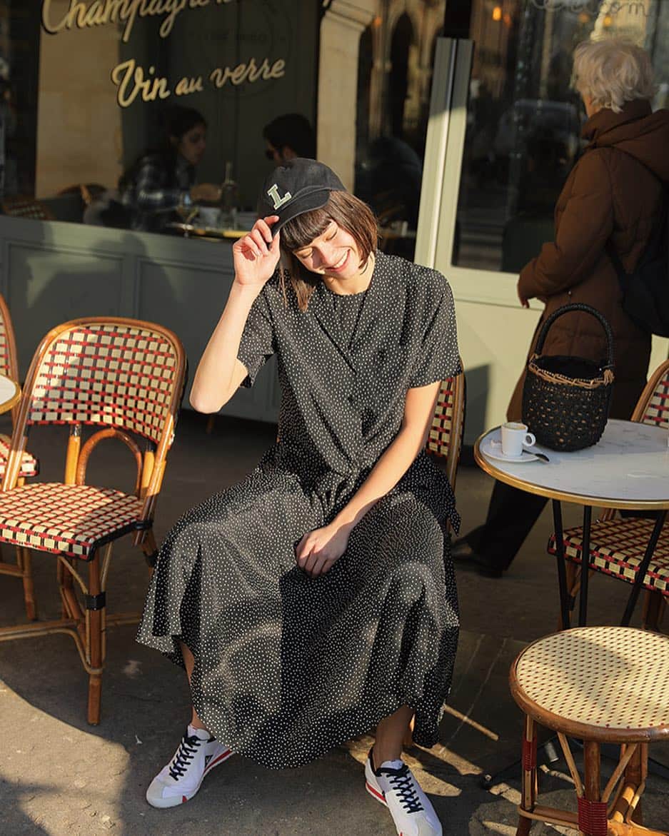 のインスタグラム：「「ドットは甘くならない！が基本」 パリジェンヌのおしゃれの新ルールとは？  続きはcluel.jpへ(プロフィールのリンクからどうぞ)  #clueljp #cluel #paris #クルーエル #pheeny #フィーニー」