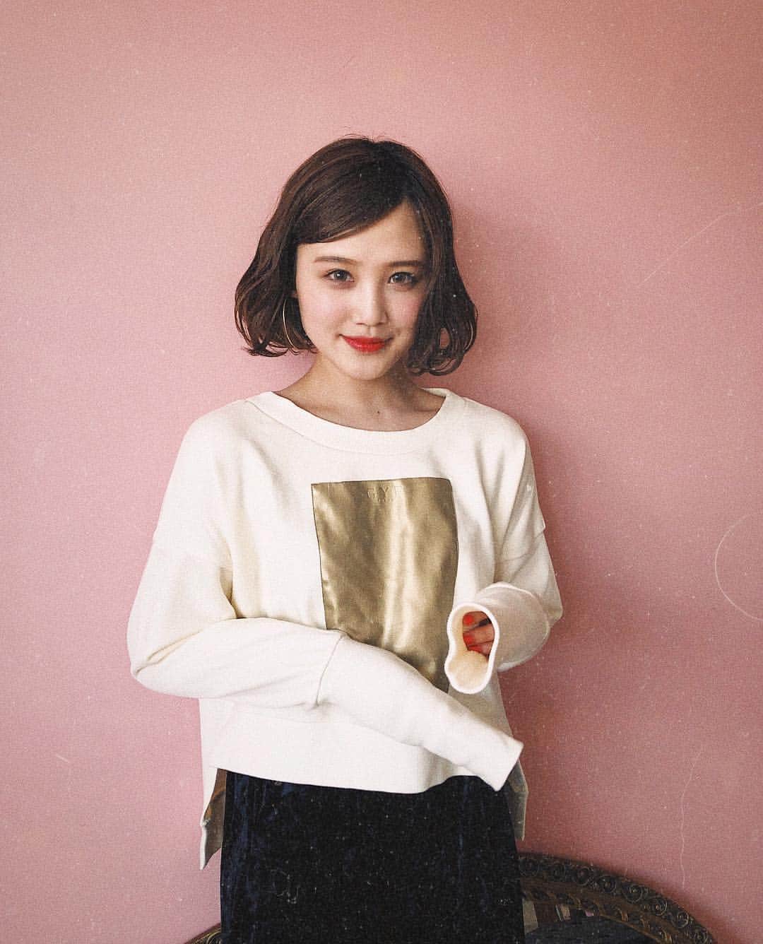 のインスタグラム：「🌹お知らせ🌹 すぐに完売しちゃった @gyf_tokyo のドットシフォンワンピースと、このGYFオリジナルロゴスウェットの再入荷が決定したよ❣️❣️ 再販売は4月3日(火)の19時から🌸 公式オンラインストアから買えます💛 お待たせしました☺️ ▶︎ http://gyf-tokyo.shop . #ootd#gyf_tokyo#ギャフトーキョー#コーデ」