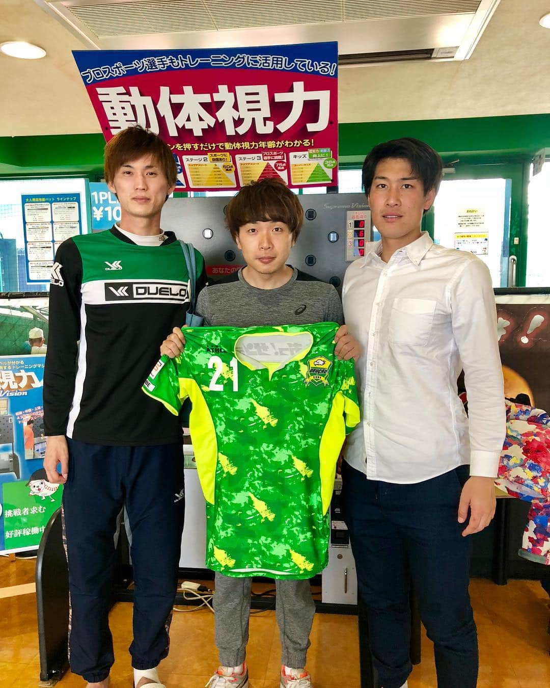 小山英機さんのインスタグラム写真 - (小山英機Instagram)「フットサル日和すぎました⚽️ 両隣がデカすぎました⚽️ 左が元 #デウソン神戸 の齊藤くん 右が現 #タレンチ のこばたマン #デカキモい2世 #1世はダブルヒガシ東」3月27日 15時55分 - monkoya13