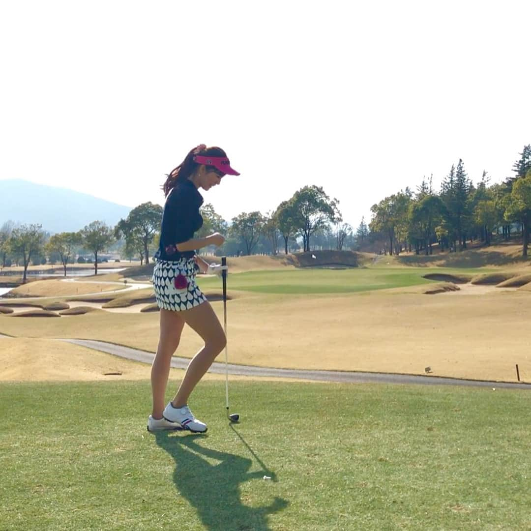 美波千夏さんのインスタグラム写真 - (美波千夏Instagram)「昨日は初セゴビアへ⛳️❤️すごく綺麗だったー！ 花粉はそこまでひどくなく、この通りニーハイ脱ぎたくなるくらいポカポカ陽気でまさにゴルフ日和☀️ この日はカスカスショットが多すぎて結構落ち込んだ😔(動画あるからスワイプして見てみてね。笑) …けど楽しかったからよしとしよう！バンカーも5回くらい入ったけどすぐに出せたからよし！ドライバーは最近苦手。。あ、スコアは内緒だよ😭 . . #GTバーディーズ #ゴルフトゥデイ #ゴルフ #golf #instagolf #ゴルフ女子 #asiangirl #japanesegirl  #高尔夫球 #골프 #パーリーゲイツ #サマンサタバサ #ゴルフコーデ  #⛳️ #スイング動画 #ゴルフスイング動画 #golfswing #セゴビア」3月27日 17時15分 - chinatsu_minami