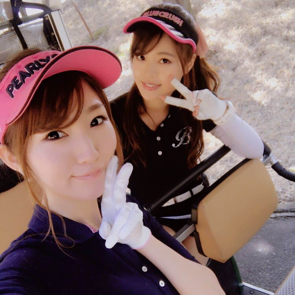 美波千夏さんのインスタグラム写真 - (美波千夏Instagram)「昨日は初セゴビアへ⛳️❤️すごく綺麗だったー！ 花粉はそこまでひどくなく、この通りニーハイ脱ぎたくなるくらいポカポカ陽気でまさにゴルフ日和☀️ この日はカスカスショットが多すぎて結構落ち込んだ😔(動画あるからスワイプして見てみてね。笑) …けど楽しかったからよしとしよう！バンカーも5回くらい入ったけどすぐに出せたからよし！ドライバーは最近苦手。。あ、スコアは内緒だよ😭 . . #GTバーディーズ #ゴルフトゥデイ #ゴルフ #golf #instagolf #ゴルフ女子 #asiangirl #japanesegirl  #高尔夫球 #골프 #パーリーゲイツ #サマンサタバサ #ゴルフコーデ  #⛳️ #スイング動画 #ゴルフスイング動画 #golfswing #セゴビア」3月27日 17時15分 - chinatsu_minami