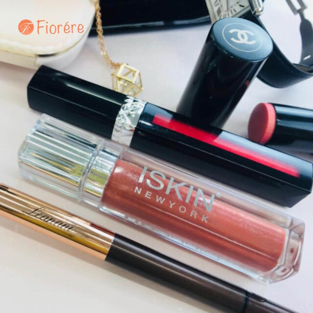 rére rére(Fiorére)のインスタグラム：「. . #メイクアップアーティスト の#ポーチの中身 第５弾💄💖 . . ＊レアナニ プレミアム3WAYアイブロウ ナチュラルブラウン ＊アイスキン リップアディクト201 ＊アルビオン スウィートモイスチュアシフォン . . １番の#おすすめアイテム は . #レアナニ プレミアム3WAYアイブロウ ナチュラルブラウン ✨ 🎨 #紗栄子 やユッキーナが使用していると人気のアイブロウ💄 所属のアーティストも大絶賛でした☺️💕 絶妙な色と芯の硬さが使いやすくて、#リピ買い  おしゃれな#赤み眉 が一本で作れるカラーや 儚げな#ベビー眉 が叶うカラーも豊富でおすすめです😆 . その他のアイテムはこちら✨ . #iskin リップアディクト201 🎨 唇の縦じわ改善に効果的！ 塗布してすぐぷっくりを実感できる優秀アイテムです♡ #ディオール のマキシマイザー にも負けないくらい ＃優秀 なアイテムです❁ . #アルビオン スウィートモイスチュアシフォン 🎨 リキッドのしっとり感を持ち合わせた 新感覚#パウダーファンデーション  シワ落ちや毛穴落ちもなく＃マシュマロ肌 に仕上げてくれます✨☺️ . . アーティストによって お気に入りのアイテムや一押しアイテムは全然違うので 見ているこちらも楽しいです😊✨ . これからもどんどんご紹介できるようにがんばります😌💕 . #Fiorente#フィオレンテ#Fiorére #女子力#フォローミー#コスメ好きさんと繋がりたい #インスタ#フォロー#インスタ映え#つながりたい #ほっこり#いいね返し #フォローバック#ラメメイク#キラキラメイク #コスメ紹介  #コスメレビュー」