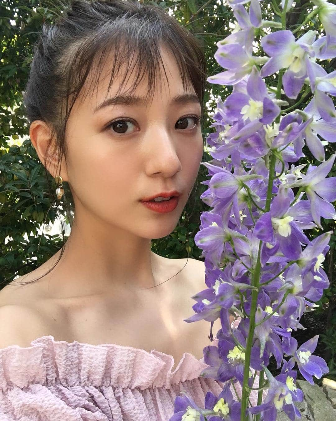 伊藤千晃さんのインスタグラム写真 - (伊藤千晃Instagram)「今日はRENAIKEIKAKUの洋服を着て撮影でした💐  あ、そうだ。 今更ですが、前髪作ったんです（笑） どうでしょうか？😁 #RENAIKEIKAKU #伊藤千晃 #お楽しみに #気持ちいい天気」3月27日 18時12分 - kikichiaki