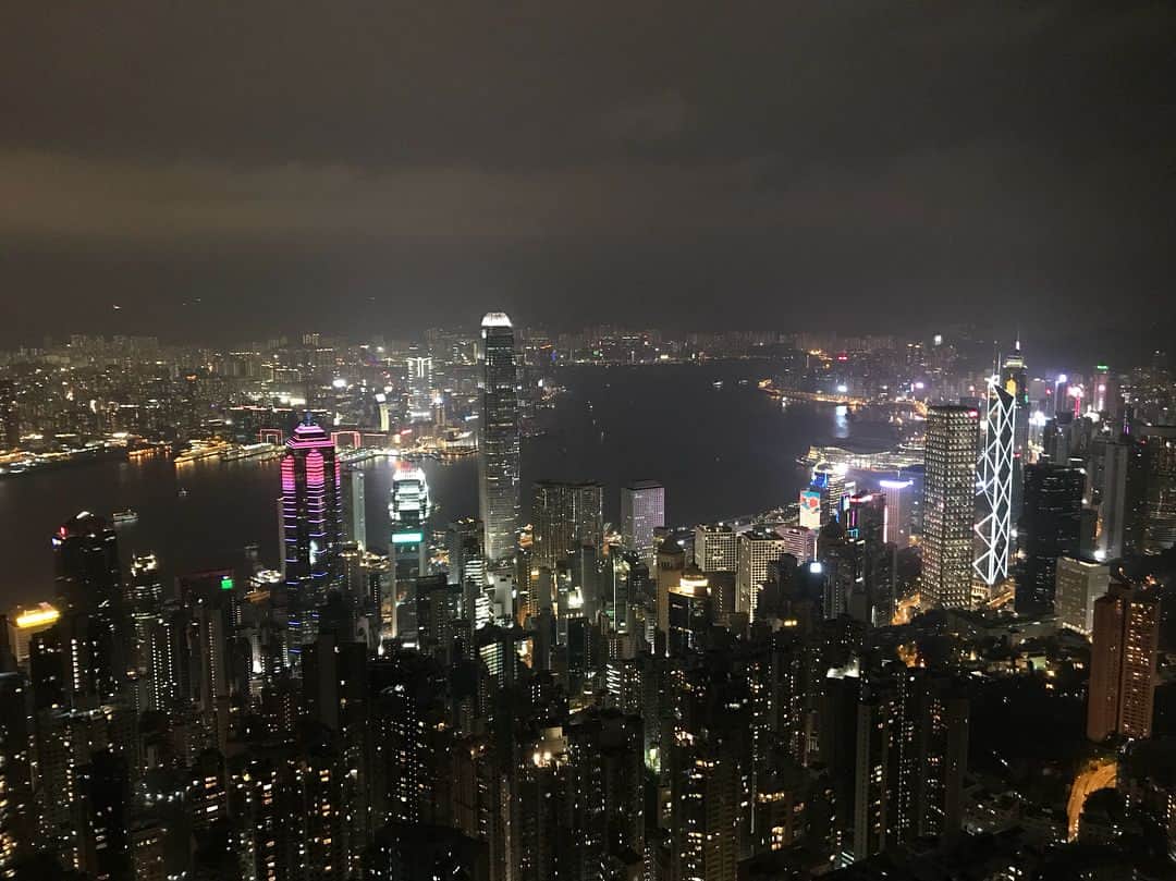 湯田友美さんのインスタグラム写真 - (湯田友美Instagram)「香港のトレラン20km🏃‍♀️ とんでもないアップダウンに苦しんだ先に見た香港の景色は、言葉にならないほど最高でした… 苦しみの先には、いつも達成感と成長が待ってる。 もっと苦しもう！笑 ・ Amazing city in Hong Kong.... There are a lot of trail running course‼︎⛰ I was really suffering from uphill🤣 ・ #AR #adidasrunners #adidasrunnershongkong #takecharge #takechargetokyo #ARcrew #run #running #niceview #uphill #40000steps #200stairs #sore #keeplearning #香港 #香港旅 #香港ランニング #ランニング#トレイルランニング #トレラン #スマイリーエンジェル #坂はんぱない #200階分 #笑 #誰かに見せたい風景 #誰かに見せたい景色」3月27日 19時14分 - yudatomomi