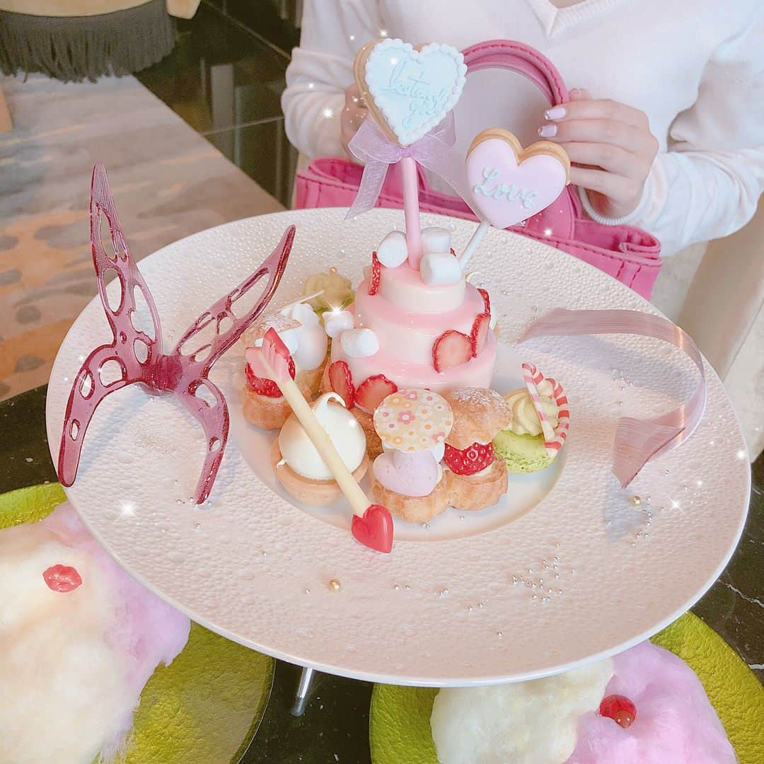 のインスタグラム：「ザ・プリンスギャラリー 東京紀尾井町  スカイギャラリーラウンジ レヴィータのイセタンガールコラボ🦋💓 . 今までのアフタヌーンティーの中で1番かわいいかもっ(⸝⸝⸝ᵒ̴̶̷ ⌑ ᵒ̴̶̷⸝⸝⸝)✨ ピックはランダムだけどご好意で選ばせてもらったよ。 . きよぴがーるずのみおぴと(*´꒳`*)ﾟ*.・♡ . . #ザプリンスギャラリー東京紀尾井町 #プリンスギャラリー#アフタヌーンティー #afternoontea #下午茶 #애프터눈티 #tea #teatime #ケーキ #cake#スイーツ#sweets  #デザート #desert #フォトジェニック#photography  #イセタンガール #東京 #東京カフェ #カフェ巡り #さきぼんアフタヌーンティー☕️」