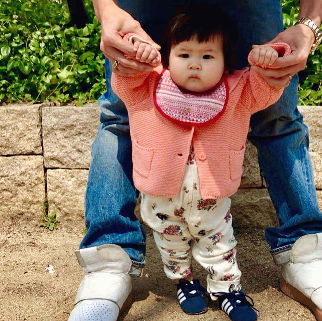 PINKYさんのインスタグラム写真 - (PINKYInstagram)「お花見🌸 . つかまり立ちができるようになった娘ちゃん👶🏻❤️ . 眩しがりながらも、 一歩一歩しっかりと地面を踏みしめていました👣🌈💕 . 初めての春🌿🌸🌞 . 色んなことを経験させてあげたいな🌈✨ ・・・ #love #happy #family #baby #babygirl #お花見 #生後9ヶ月 #hubbywifey #mommydaddy #daughterlove」3月27日 20時13分 - shanti_pinky_shanti