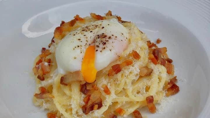 Arancino On Beachwalkのインスタグラム：「4 more days left of @localicioushi! Try our Spaghetti alla Carbonara featuring local @okpoultry egg! $1 will be donated to @hiagfdn for every #localicioushi dish sold! #arancinobeachwalk #arancino #italian #spaghetti #foodies #parmesan #buzzfeedfood #carbonara #pasta #eggs #pancetta #noodles #waikiki #dinner #egg #restaurant #アランチーノディマーレ #アランチーノ #イタリアン #パスタ #ハワイ #おいしい #ホノルル #ハワイ大好き #haleainaawards #ハワイ旅行 #カルボナーラ #hawaiisbestkitchens」