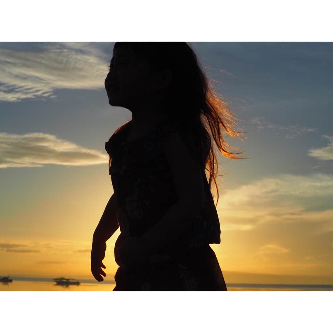 のインスタグラム：「* * * バリの朝焼けと朝日。 最後はニュピ明けの初日の出🌅 * 先日いつもより短期間だったけど 今年も娘とバリに行くことができました🌺 1年に1度訪れてパワーをもらいたい場所💪 物価も安いしご飯もほーんと美味しい😋 * 加工なしでこの美しさ✨ #バリ島#BALI#サヌール」