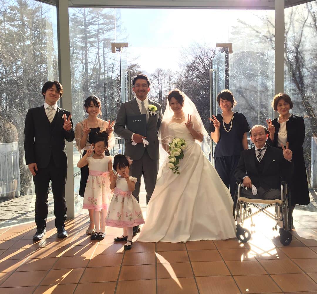 のインスタグラム：「2018.03.26 無事に結婚式を挙げることが出来ました💕 家族だけでの式だったため、お世話になった方や、友達など来てもらうことは出来ず😣 なので、この場をお借りして… 支えて下さっている皆さま、いつも本当にありがとうございます。これからも夫婦共々宜しくお願い致します。  両家の家族みんなで、アットホームな雰囲気で最高の時間を過ごせました(^^) それにしても、腕がすごい笑 ベールで隠したつもりが、逆光で全く意味なし笑 子どもたちが最高に可愛いかったよー❤️ #元ピッチャーvs元四番の対決 結果はインコースにカーブ投げられて、三振。 最後のメルちゃんは花ちゃんが、ゆうくんとさっちゃんと名前をつけてくれました。 確かにそっくり！！」