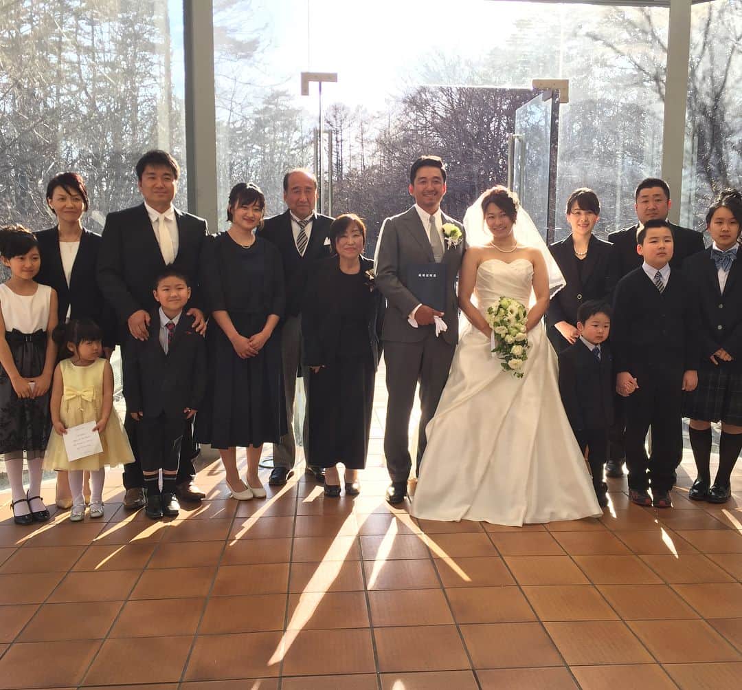 馬渕智子さんのインスタグラム写真 - (馬渕智子Instagram)「2018.03.26 無事に結婚式を挙げることが出来ました💕 家族だけでの式だったため、お世話になった方や、友達など来てもらうことは出来ず😣 なので、この場をお借りして… 支えて下さっている皆さま、いつも本当にありがとうございます。これからも夫婦共々宜しくお願い致します。  両家の家族みんなで、アットホームな雰囲気で最高の時間を過ごせました(^^) それにしても、腕がすごい笑 ベールで隠したつもりが、逆光で全く意味なし笑 子どもたちが最高に可愛いかったよー❤️ #元ピッチャーvs元四番の対決 結果はインコースにカーブ投げられて、三振。 最後のメルちゃんは花ちゃんが、ゆうくんとさっちゃんと名前をつけてくれました。 確かにそっくり！！」3月27日 22時26分 - mabusato25