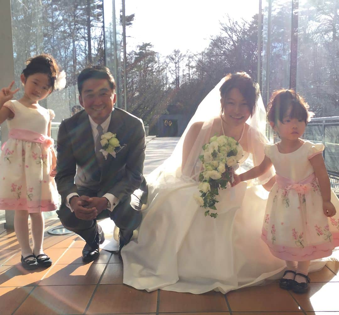 馬渕智子さんのインスタグラム写真 - (馬渕智子Instagram)「2018.03.26 無事に結婚式を挙げることが出来ました💕 家族だけでの式だったため、お世話になった方や、友達など来てもらうことは出来ず😣 なので、この場をお借りして… 支えて下さっている皆さま、いつも本当にありがとうございます。これからも夫婦共々宜しくお願い致します。  両家の家族みんなで、アットホームな雰囲気で最高の時間を過ごせました(^^) それにしても、腕がすごい笑 ベールで隠したつもりが、逆光で全く意味なし笑 子どもたちが最高に可愛いかったよー❤️ #元ピッチャーvs元四番の対決 結果はインコースにカーブ投げられて、三振。 最後のメルちゃんは花ちゃんが、ゆうくんとさっちゃんと名前をつけてくれました。 確かにそっくり！！」3月27日 22時26分 - mabusato25