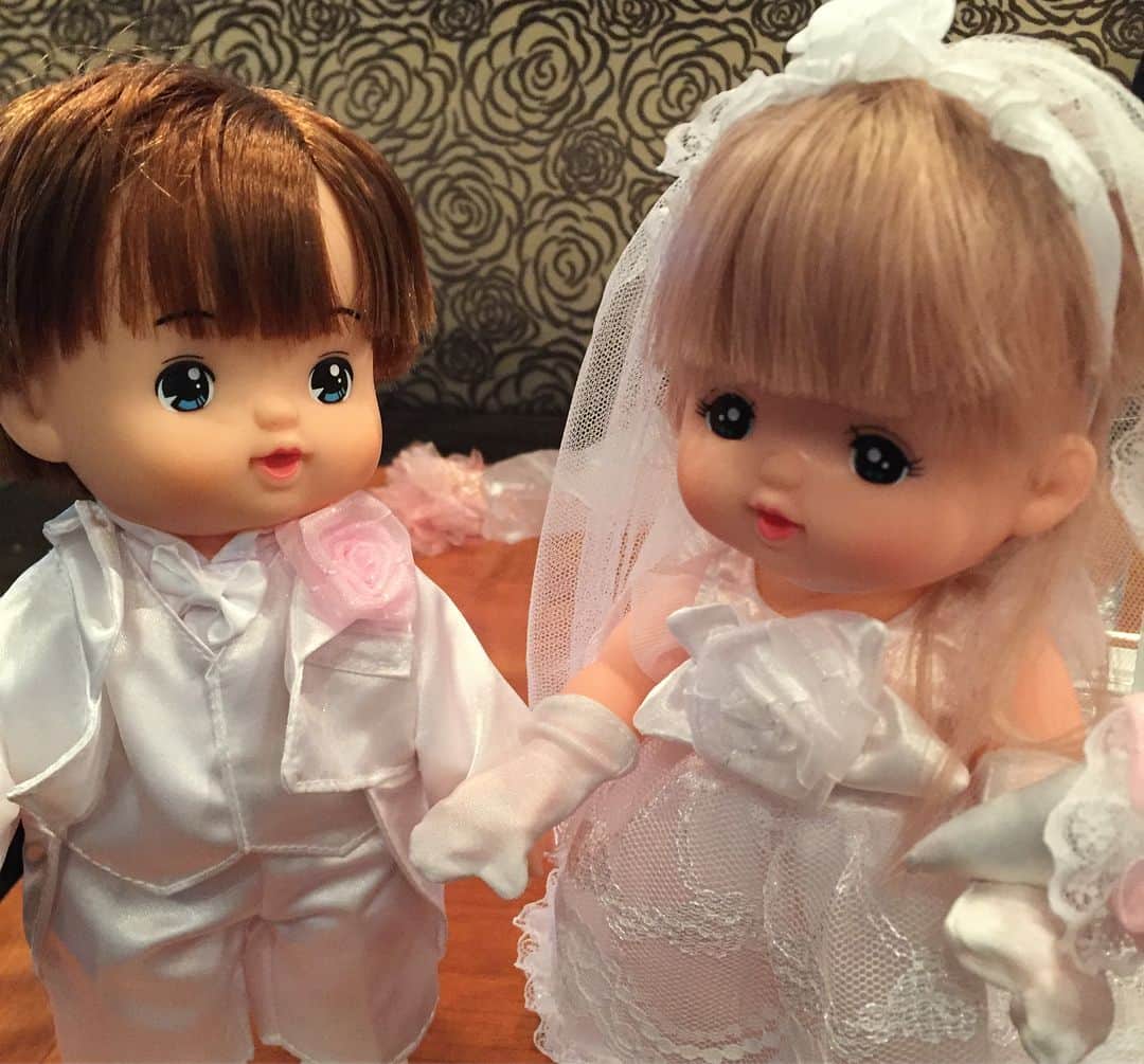 馬渕智子さんのインスタグラム写真 - (馬渕智子Instagram)「2018.03.26 無事に結婚式を挙げることが出来ました💕 家族だけでの式だったため、お世話になった方や、友達など来てもらうことは出来ず😣 なので、この場をお借りして… 支えて下さっている皆さま、いつも本当にありがとうございます。これからも夫婦共々宜しくお願い致します。  両家の家族みんなで、アットホームな雰囲気で最高の時間を過ごせました(^^) それにしても、腕がすごい笑 ベールで隠したつもりが、逆光で全く意味なし笑 子どもたちが最高に可愛いかったよー❤️ #元ピッチャーvs元四番の対決 結果はインコースにカーブ投げられて、三振。 最後のメルちゃんは花ちゃんが、ゆうくんとさっちゃんと名前をつけてくれました。 確かにそっくり！！」3月27日 22時26分 - mabusato25