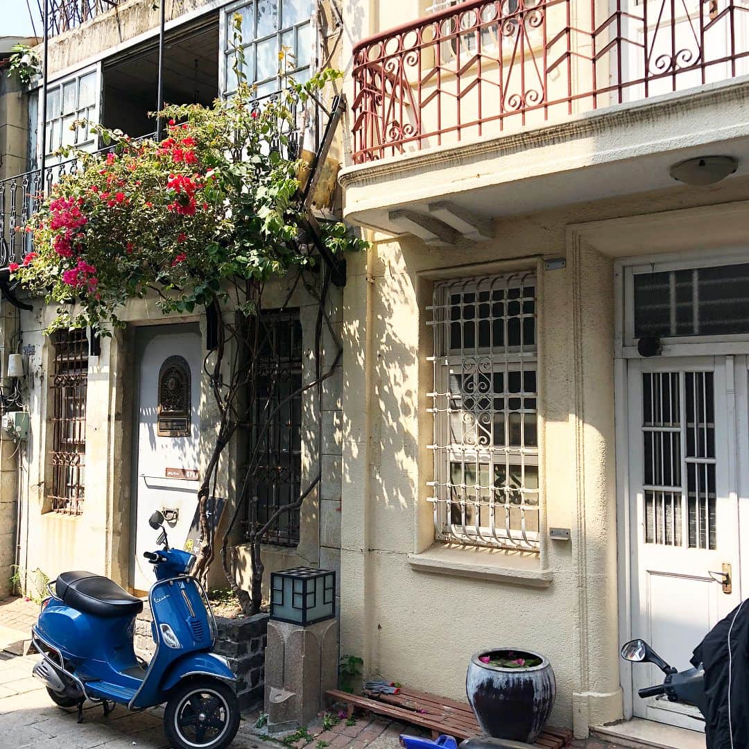 のインスタグラム：「大通りから一歩入ると、時に迷路のような路地歩きが楽しい台南です。滞在中、思ったよりもさわやかなお天気！ #cobo旅  #cobo旅taiwan 台南」
