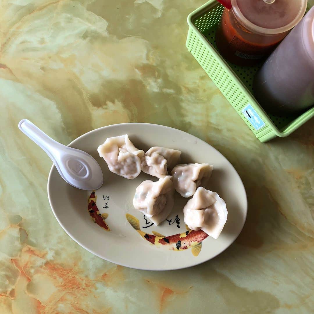 のインスタグラム：「朝ごはんは餃子やさんへ。人気の様子で焼き上がりを待つ人が多く、25分待ちと言われて水餃子にしたけど、、、鍋貼（焼き餃子）も結局食べましたっ。薄皮だけどもちっと、 生姜のきいたキャベツ入り肉餡がジューシーでおいしかった！ #cobo旅  #cobo旅taiwan  台南」