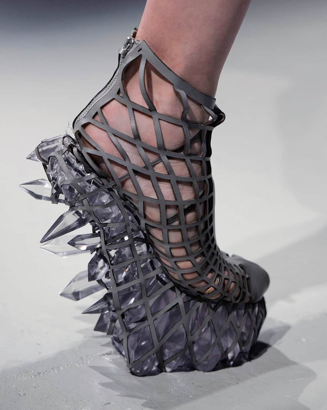 Iris Van Herpeさんのインスタグラム写真 - (Iris Van HerpeInstagram)「The shoes of nine different Iris van Herpen collections are exhibited as part of Iris van Herpen 'Transforming Fashion' at Phoenix Art Museum. The 'Magnetic Motion’ shoes are handmade with magnetic powder, a liquid resin and magnets, to “grow” the shoes using the magnetic fields. Due to the nature of magnetic growth, no two shoes are alike. Made in collaboration with artist @jolanvanderwiel The 'Hacking Infinity’ shoes are crafted from laser-cut leather and 3D-printed translucent crystal clusters that were 3D-scanned first. Made in collaboration with designer @noritakacoltd The ‘LUCID’ shoes are made from wood, laser-cut leather and an transparent acrylic, that separates the sole from the foot to create a floating look. Made in collaboration with @finsklondon The Transforming Fashion solo exhibition runs till May 13th and will then travel to @romtoronto — #irisvanherpen #transformingfashion #phoenixartmuseum #romtoronto」3月28日 2時00分 - irisvanherpen