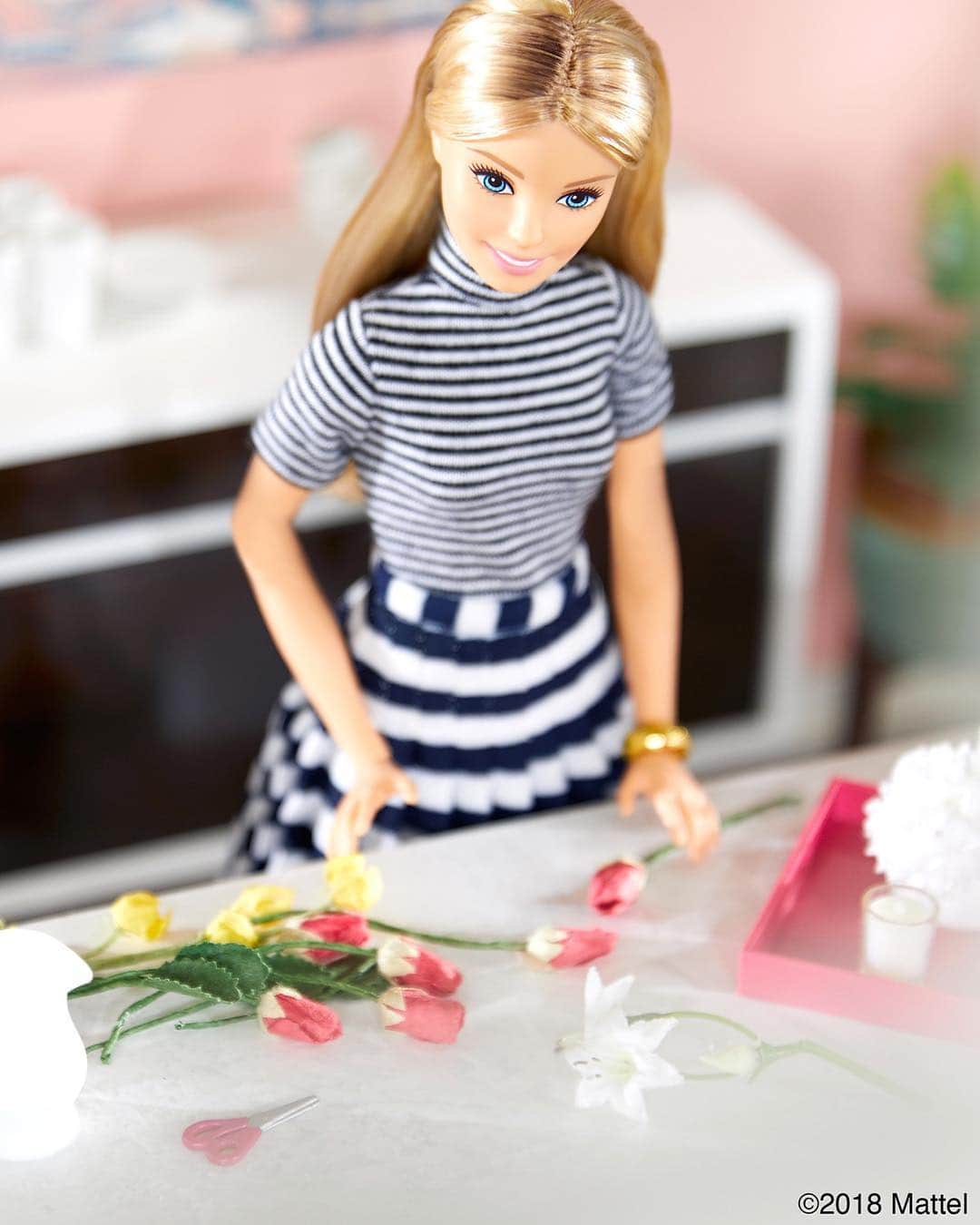 バービーさんのインスタグラム写真 - (バービーInstagram)「I have a freshly picked new hobby, floral arranging! 💐 #barbie #barbiestyle」3月28日 2時05分 - barbiestyle