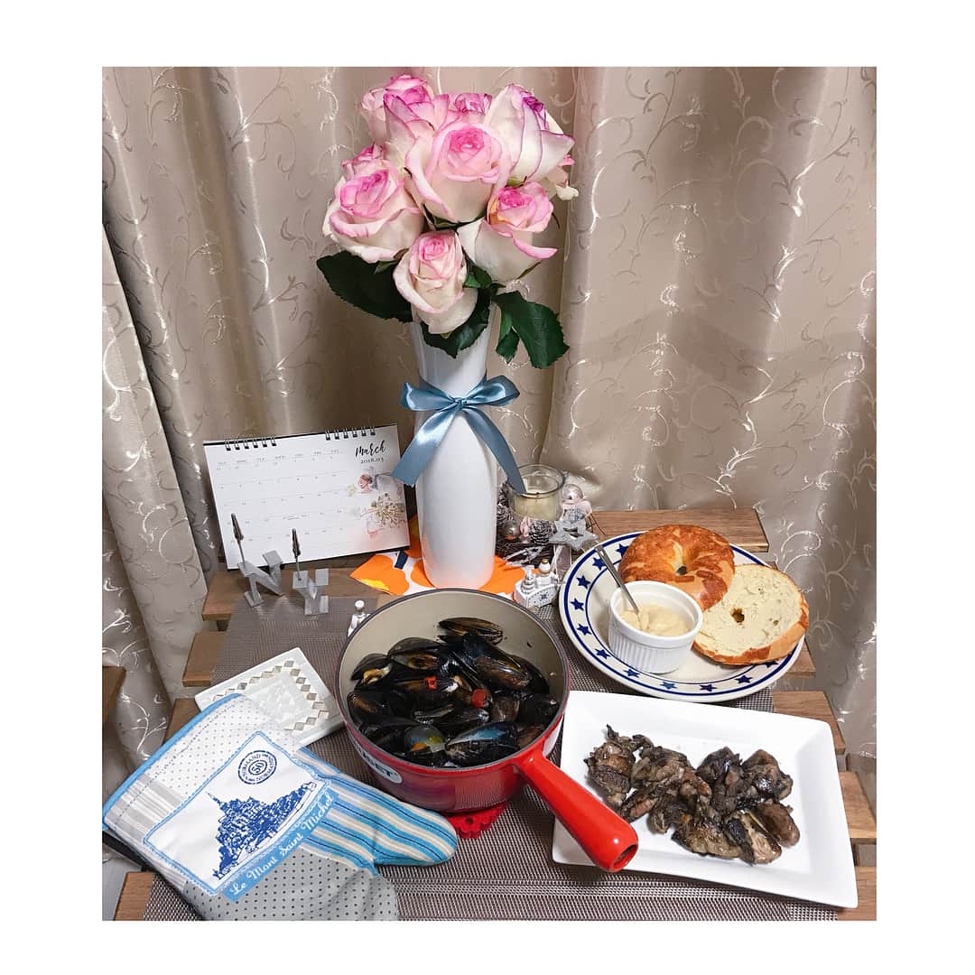 小澤陽子さんのインスタグラム写真 - (小澤陽子Instagram)「in private❁  先日の大型倉庫スーパーで買ったものを、いただきました😋🍴🧡 味がついてるものばっかり買ったので、とっても簡単で美味しくて、幸せでした🤩  #ムール貝 #ベーグル #ハムス #おざよーkitchen🍽  #新しくGETした花瓶🌼 #お気に入り💞 お花があると気分があがりますよね💐⤴︎💖」3月28日 4時43分 - yoko.ozawa729