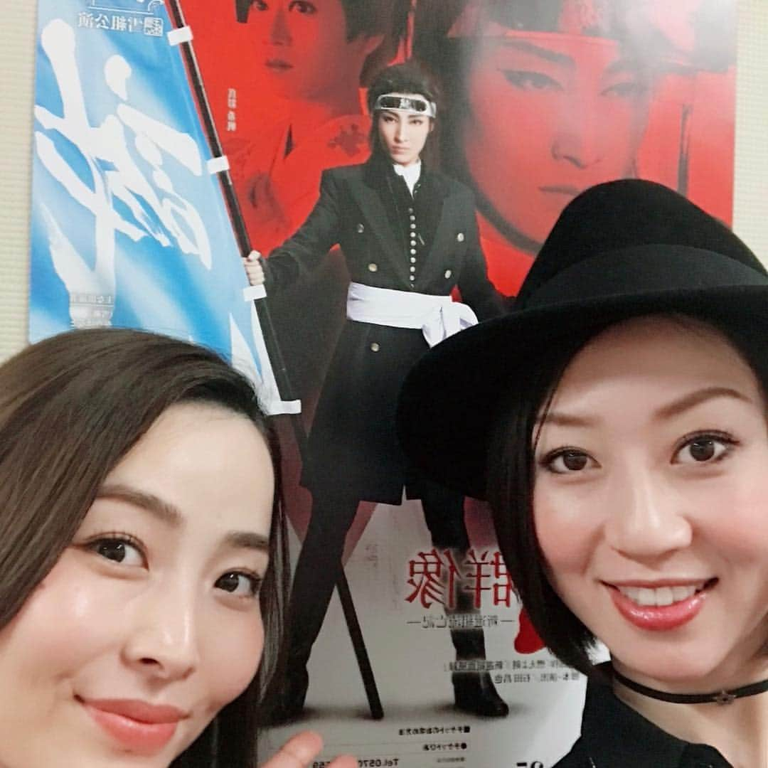 雛月乙葉さんのインスタグラム写真 - (雛月乙葉Instagram)「先日、梅田で雪組の全国ツアー公演を観劇させて頂きました😃 暫く体調が悪く、只でさえ1週間ぶりの外出だったので、行く前から楽しみだったのですが… 最高でした‼️ 今も興奮冷めやらぬ💨 ・ それぞれの役が本当に生きていて、動きに無駄がなく美しい✨ 雪組の男役さんの殺陣が本当に大好きです！ ・ そして、何より土方様が格好良過ぎて、地方まで追っかけに行きたいくらい最高でした‼️ 雪組の和物は本当に見応えがありますね✨🤤 ・ すっかり綺麗なお姉さんになられた大さんとたまたまご一緒でした😊  #誠の群像 #SUPER VOYAGER!#雪組#全国ツアー#鳳翔大さん」3月28日 15時30分 - h.ayano.m