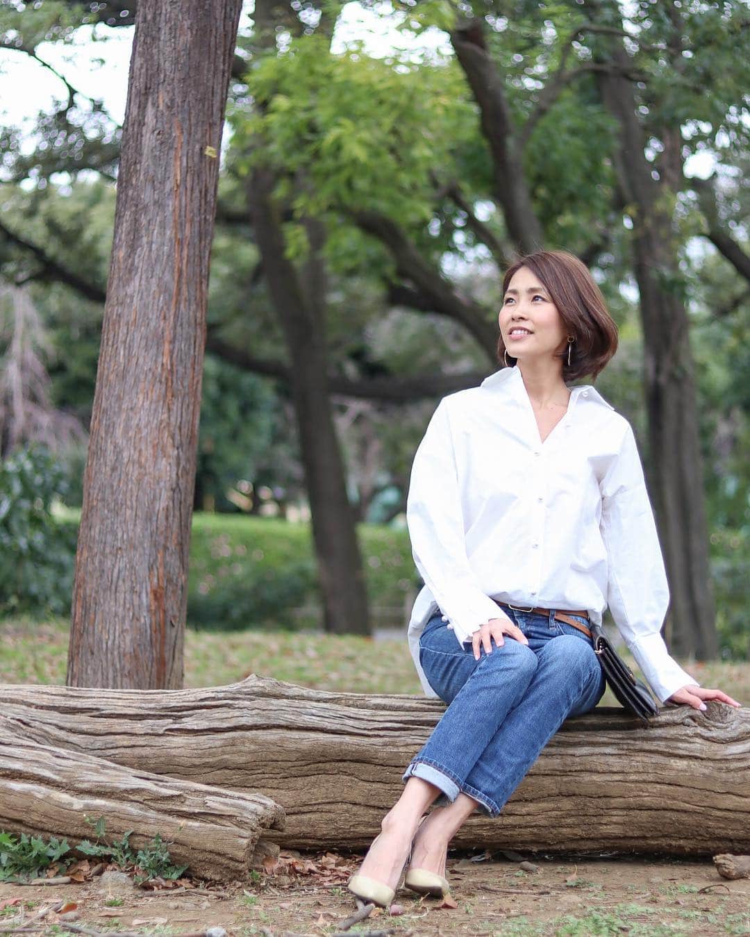のインスタグラム：「. . 森の中に見えるけど実は外苑なんだよ🤗🌲. . pearl button blouse #emmataylor #stylebar」
