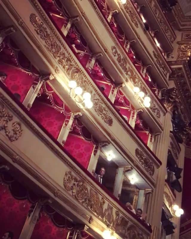 セシリア・トルンのインスタグラム：「Last call before the show ✨ #magical #beautiful #allascala #art #dance #theatertuesday」