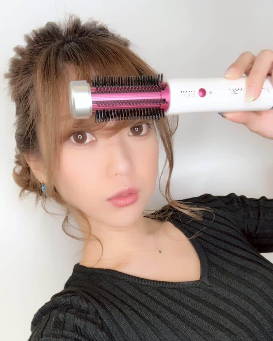 ブリリアントヘアー?フリーサロンSさんのインスタグラム写真 - (ブリリアントヘアー?フリーサロンSInstagram)「前髪くるんっ  #ブリリアントヘアー#コードレスヘアーアイロン#brillianthair#コードレスブラシ#充電式#いつでもどこでも#ふわふわ#ふわふわヘアー#コンパクト#コードレス#20mm#ナイロンブラシ#ボリュームアップ#ウェーブ#ストレート#軽い#usb#美意識#男性にも#アンバサダー#一鷹杏奈」3月28日 10時16分 - brilliant_hair_official