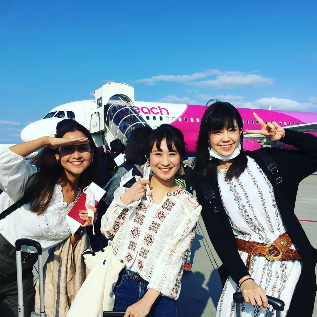 糸数美樹のインスタグラム：「😻😻😻 #台湾旅行 その2 #行きの飛行機から楽しすぎてウキャウキャしとった #相変わらずかかずーはマイペース #田仲はしっかり者のお姉ちゃん #台湾式シャンプー #しにおもさい #パンダとかハートとか写真タイムも用意してくれました #道中ふらっと寄った屋台が激ウマ #やしが英語が1ミリも通じない #胡椒餅しゃにかんうまい #まだまだ続く #YMM #あいらぶゆーがいず #みきとにー」