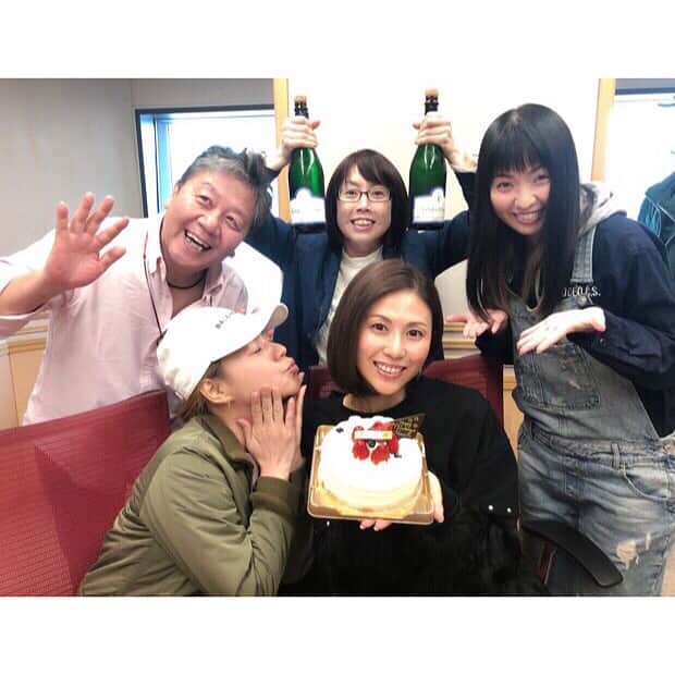 のインスタグラム：「先日。 Nanakoのお誕生日を ラジオメンバーでお祝いしました♡ シャンパンで乾杯して ケーキを食べながらトーク出来る この特別な日がスキ。笑 #MAX#NANA#MINA#LINA #野村邦丸#高尾晶子 #rideonbort#radio #happybirthday #talk#smile#special#friends ⚫︎文化放送 MAX・邦丸ride on bort 毎週（日）16:00〜16:55 今日もリハーサル行ってきまーす！」