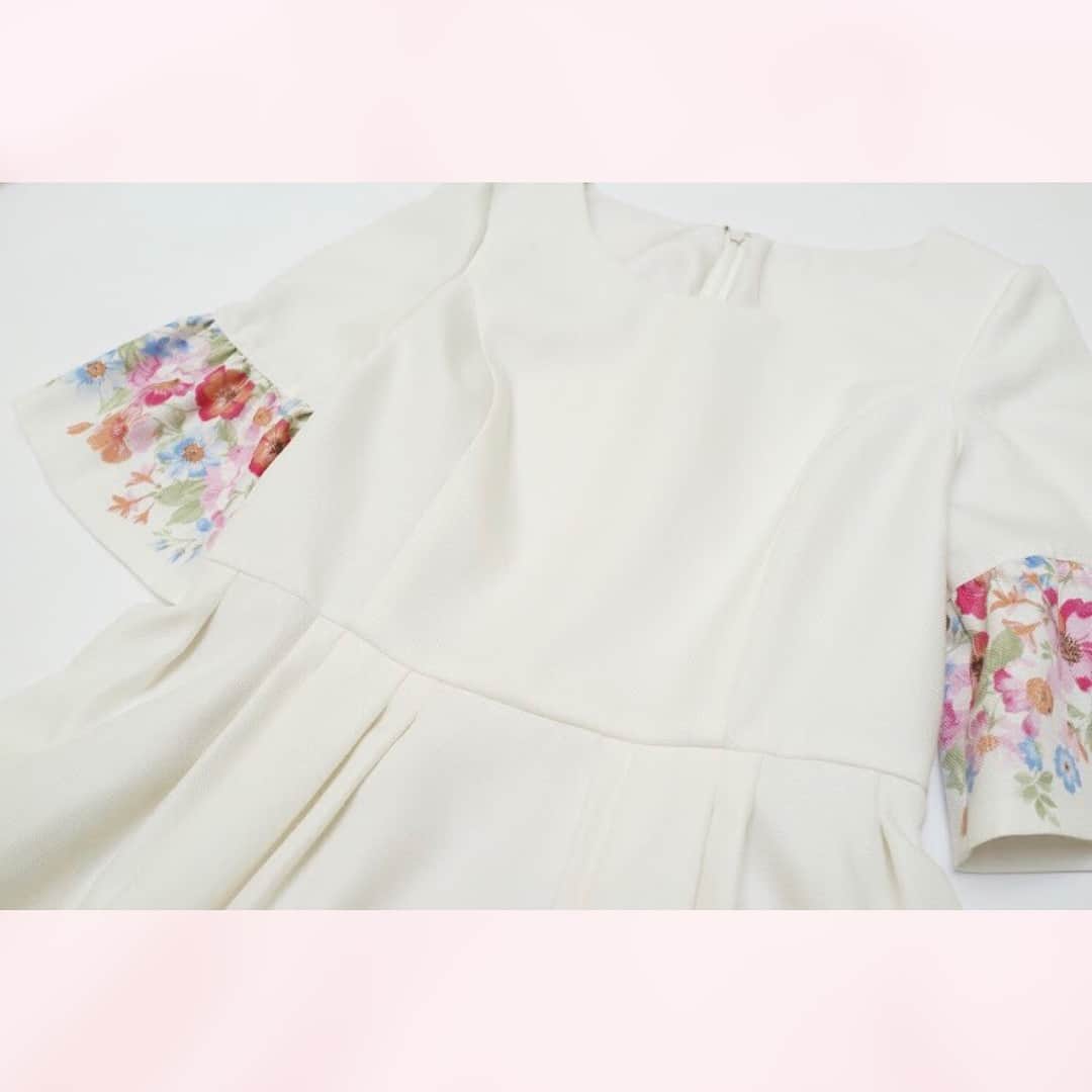 のインスタグラム：「🌷🌼💐🌸﻿ ﻿ ふわっと広がったお袖とカラフルなフラワープリントが﻿ ポイントの人気ワンピ❤︎﻿ ﻿ 5分袖とウエストタックで﻿ 1枚で綺麗に着られるデザインです♪﻿ ﻿ ﻿ ♥️フラワーヘムプリントワンピース ¥19,000+tax﻿ アイボリー(ネイビー・パウダーピンク(関西限定))﻿ ﻿ ﻿ #laissepasse #レッセパッセ #花柄 #フラワープリント #ワンピース #ワンピースコーデ #春 #まいまい #chay さん」