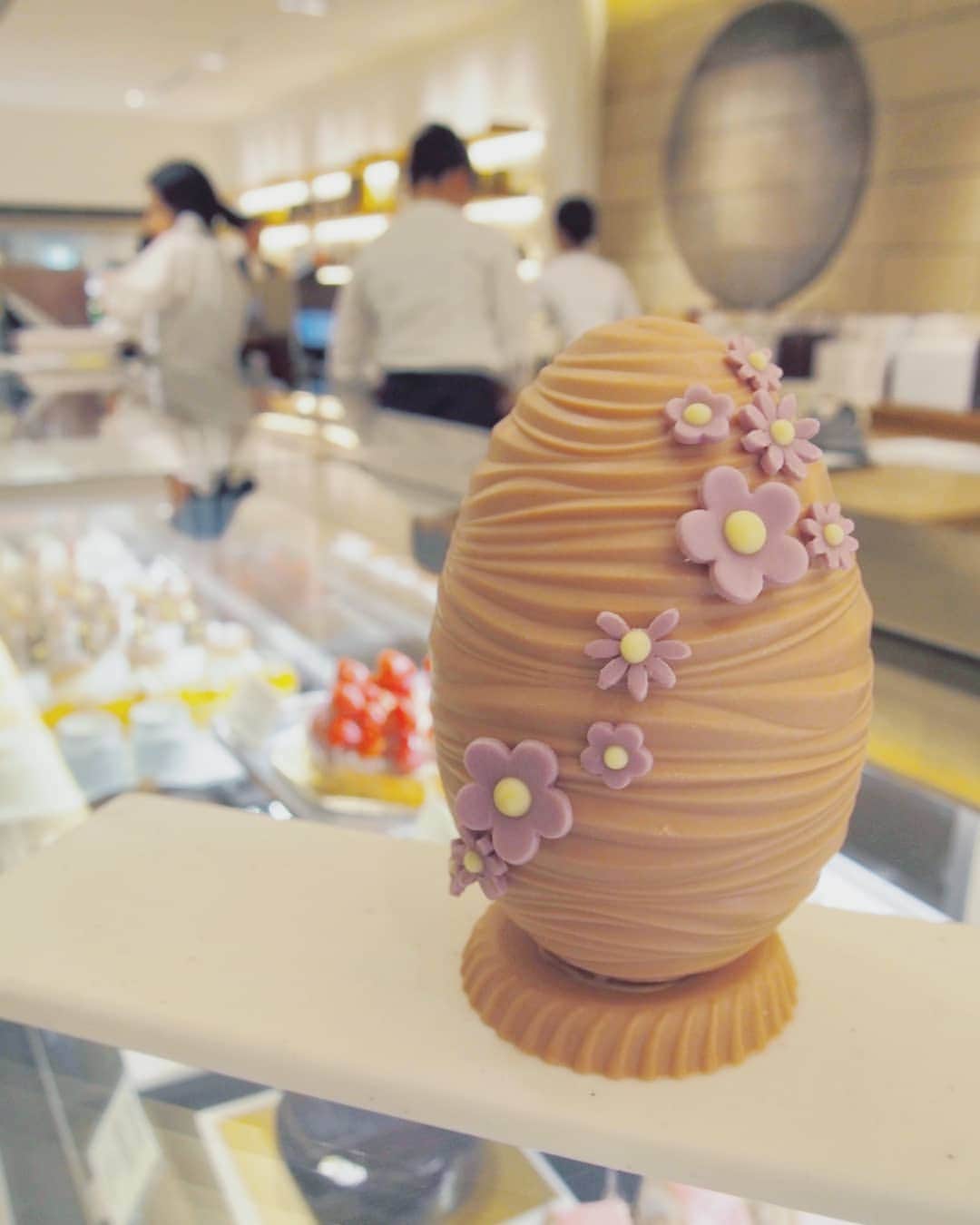 Palace Hotel Tokyo / パレスホテル東京さんのインスタグラム写真 - (Palace Hotel Tokyo / パレスホテル東京Instagram)「Stop by at SWEETS & DELI for a some colorful Easter eggs, filled with chocolate covered almonds! イースターに向けて、スイーツ＆デリではカラフルなチョコレートのイースターエッグをご用意。中にはチョコでコーティングされたナッツが詰め込まれています。  #easter #easteregg #chocolateegg #egghunting #chocolatiere #chocolateart #PalatialSweets #TokyoSweets #Marunouchi #SweetsAndDeli #PalaceHotelTokyo #イースター #イースターエッグ #イースター限定 #復活祭 #ショコラ #チョコレート #ショコラアート #ショコラティエール #丸の内 #スイーツアンドデリ #パレスホテル東京」3月28日 11時57分 - palacehoteltokyo