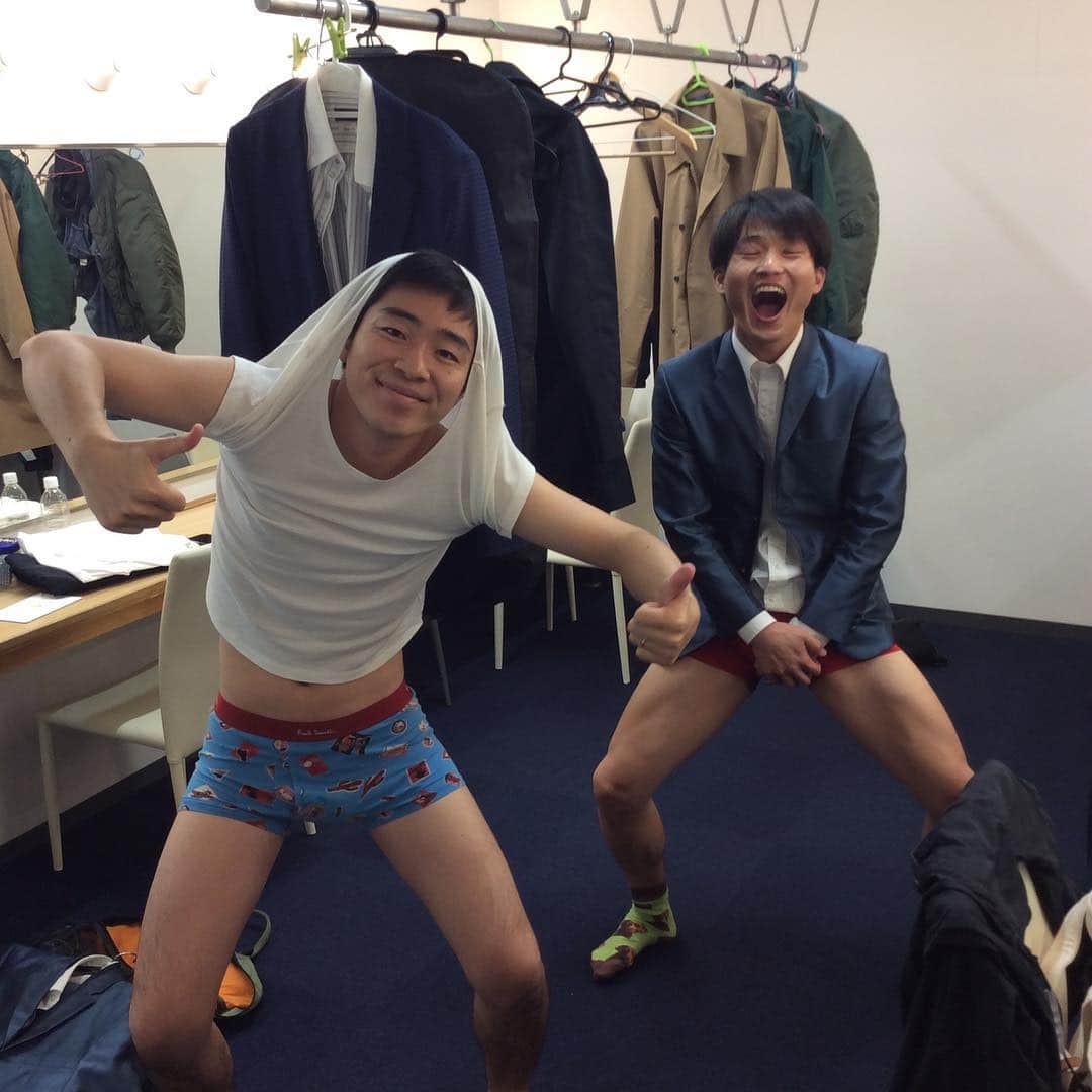 のインスタグラム：「ジャルジャルの楽屋に入らせてもらうと・・・🛋 めちゃくちゃ楽しそう😆 #ジャルジャル#なんばグランド花月#なんば花月#漫才#落語#吉本新喜劇#凄く#楽しそうだ#Tシャツが#ズボンは？」