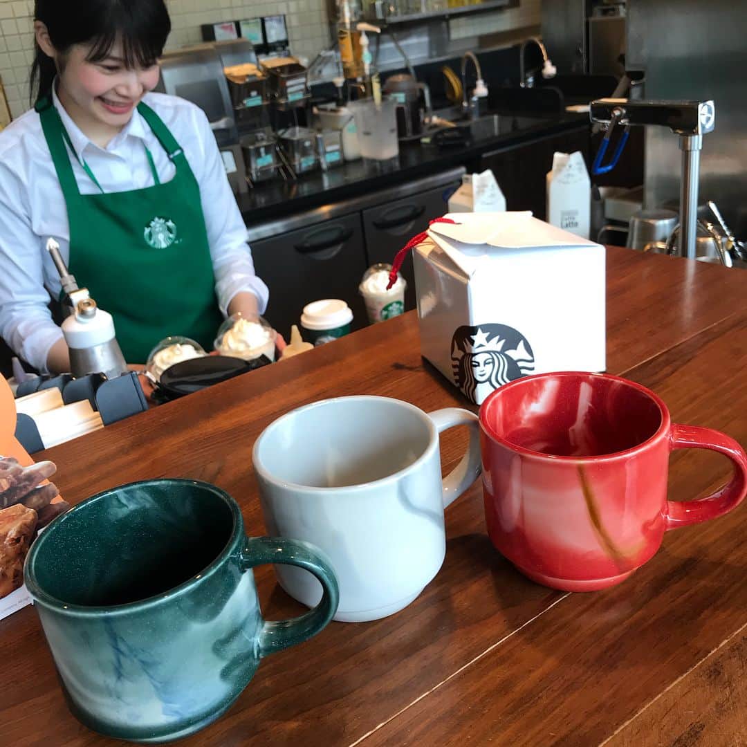 藤森香衣さんのインスタグラム写真 - (藤森香衣Instagram)「ハマっている「マカダミア フラペチーノ」を出雲でも。(「ようこそ！出雲へ」って書いてくれた。) ・ とても可愛い店員さんと、出雲大社店 限定のマグカップ。(スワイプしてね) このマグカップ、職人さんが手作業で色をつけているので、一つずつ、風合いが違います。 ・ 2Fの席からは、鳥居が見える！ テーブルなどに、クロマツを使っていたり、勾玉の形をデザインに入れていたり、こだわりが素敵✨ お隣のお店にも繋がっていて、面白い作りです。 ・ #izumo #japan #trip  #starbuckscoffee #coffee #出雲 #旅行 #出雲大社 #勢溜  #スタバ #マカダミアフラペチーノ #美味しい  #限定 #マグカップ #お土産」3月28日 14時10分 - kaefujimori