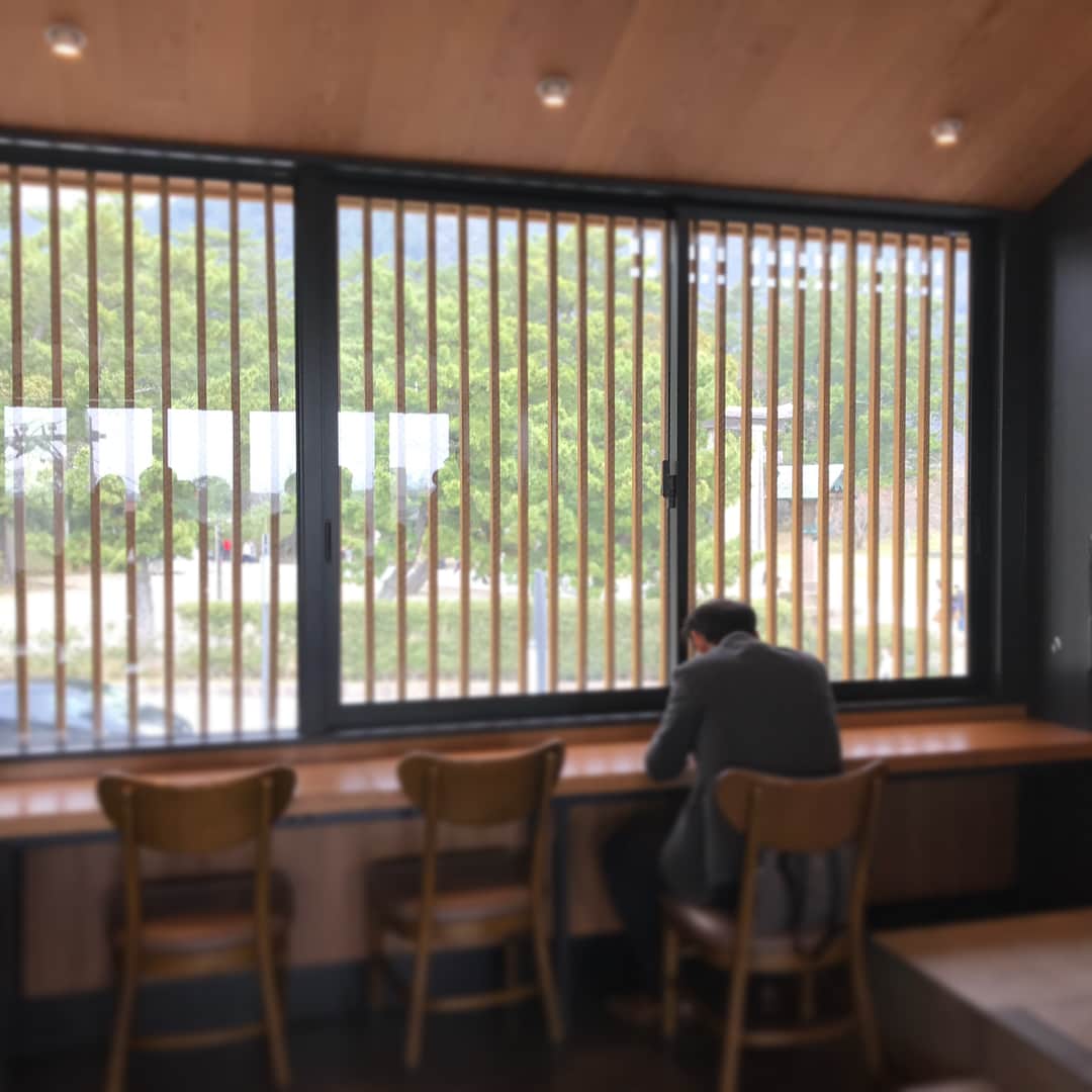 藤森香衣さんのインスタグラム写真 - (藤森香衣Instagram)「ハマっている「マカダミア フラペチーノ」を出雲でも。(「ようこそ！出雲へ」って書いてくれた。) ・ とても可愛い店員さんと、出雲大社店 限定のマグカップ。(スワイプしてね) このマグカップ、職人さんが手作業で色をつけているので、一つずつ、風合いが違います。 ・ 2Fの席からは、鳥居が見える！ テーブルなどに、クロマツを使っていたり、勾玉の形をデザインに入れていたり、こだわりが素敵✨ お隣のお店にも繋がっていて、面白い作りです。 ・ #izumo #japan #trip  #starbuckscoffee #coffee #出雲 #旅行 #出雲大社 #勢溜  #スタバ #マカダミアフラペチーノ #美味しい  #限定 #マグカップ #お土産」3月28日 14時10分 - kaefujimori