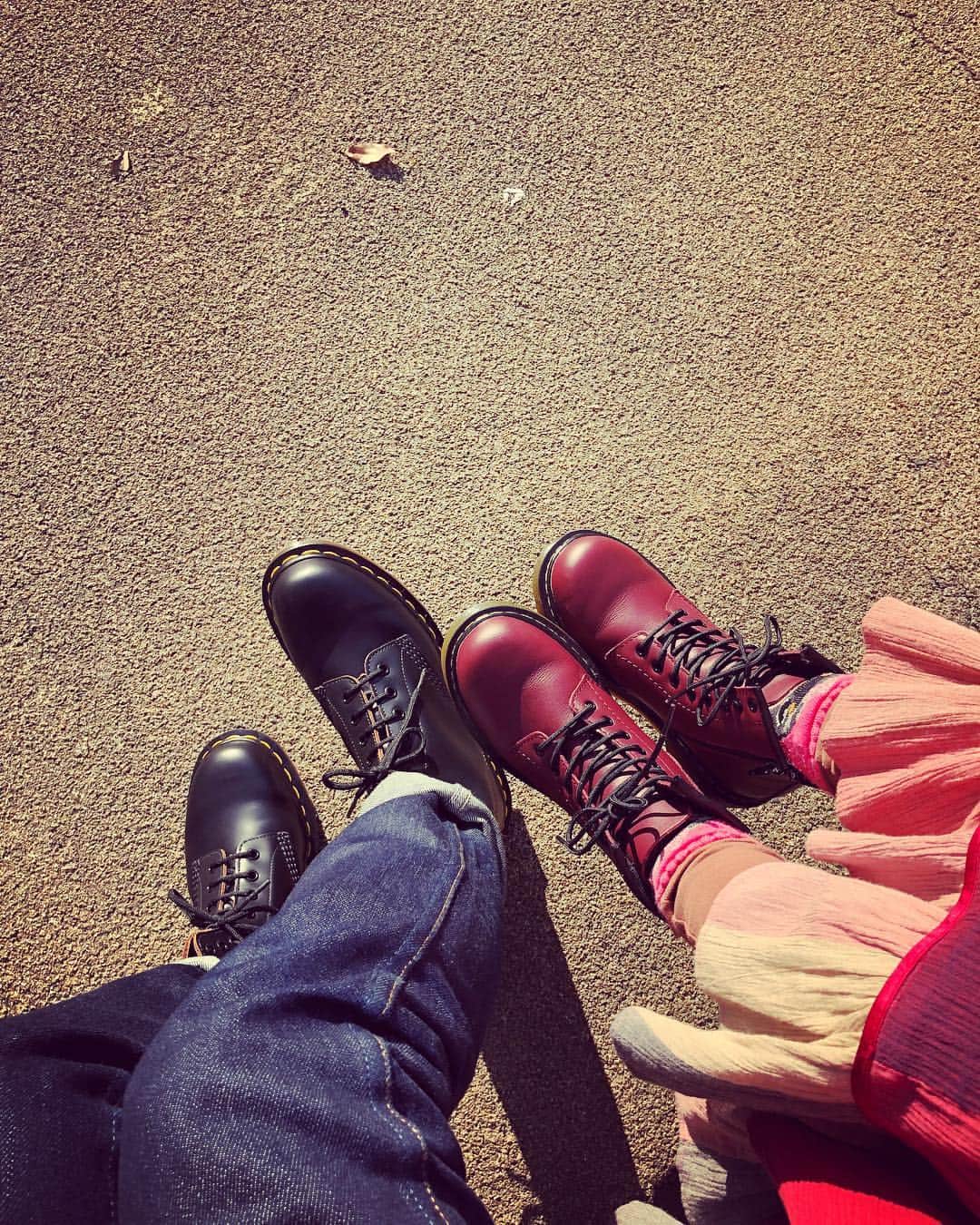 のインスタグラム：「長靴しかオールシーズンほぼ履かない彼女に靴を履いてほしいわたし的にはいい靴に巡り会えたんではないかと⛸ しかも、このエンジ色を選ぶ所が彼女っぽい #doctormartens #靴 #ブーツ」