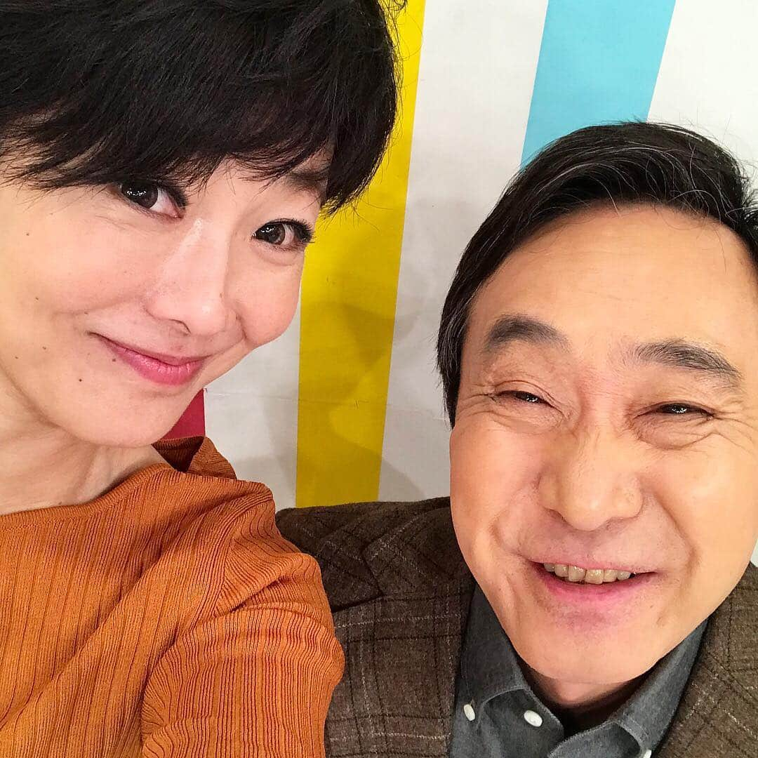 あさイチさんのインスタグラム写真 - (あさイチInstagram)「柳澤さんのことをダジャレ昭和オヤジ、と思っている方々、 そんな一面も隠さず出してくれていたおやっさんですが、 実は本当にすごい人です。 じゃーなりすと志望だった私のような者にとっては、超憧れの記者。 沖縄、紛争地取材、ニュースキャスター、 常に、弱い立場の人たちへの想いを忘れない姿勢。 偉ぶらないし、私ごときが意見してもちゃんと耳を傾けてくれる。 前日の打ち合わせはいつも、イノッチと３人で遠慮なしの意見のぶつかり合いで、時に一つのテーマで３時間になったことも。 そんなことができたのも、柳澤さんの懐の深さと見識の鋭さのおかげです。 ダジャレが滑ってもくじけないし、 言っちゃダメ、って言っても、ミョウガが食べられないとか、奥様が片付けないとか言っちゃうし、 「やなぎさわさんっ！！」「おじさんっ！」と突っ込んでばかりでしたが、 そのベースには、尊敬の塊の存在だってのが、ありました。みんなの中にも。 犬の話をする時と、酔っ払った時はこの顔になります。あ、今日はまだ大丈夫。 柳澤さんがお父さんで、私がお姉さんで、イノッチが弟、 なんか３人で会った瞬間に自然とそんな感じになれたのも、一家の大黒柱あってこそ。 病を乗り越え、組織にも臆せず物言う姿、これからもお手本にし続けますので、ますますご活躍ください、先輩。 あ、でも、明日と明後日も、これまで通り、一日のダジャレは３回まで、ですからね！ 最後までお父さん、甘やかしません！ う  #ラスト3日  #柳澤秀夫 解説委員 #ヤナギー #有働由美子 アナ #うどん #nhk #あさイチ #8時15分から」3月28日 17時06分 - nhk_asaichi