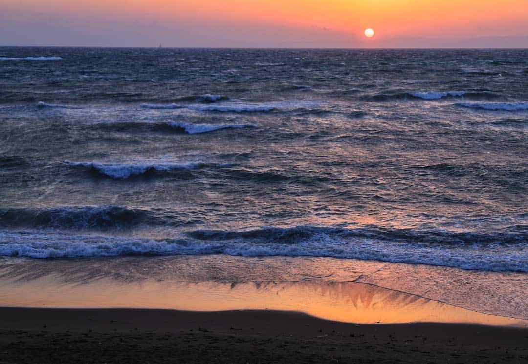 葉山町さんのインスタグラム写真 - (葉山町Instagram)「- 丸いことはいいことだ  #葉山歩き #葉山 #hayama #葉山公園 #大浜海岸 #マジックアワー #まんまる の #夕日 が見られるのは貴重 #sunset #ocean #spring #instagood #3月 もそろそろ終わり #新生活 の悩みは海に叫んじゃおう #素敵な一年になりますように #今日もおつかれさまでした」3月28日 18時07分 - hayama_official