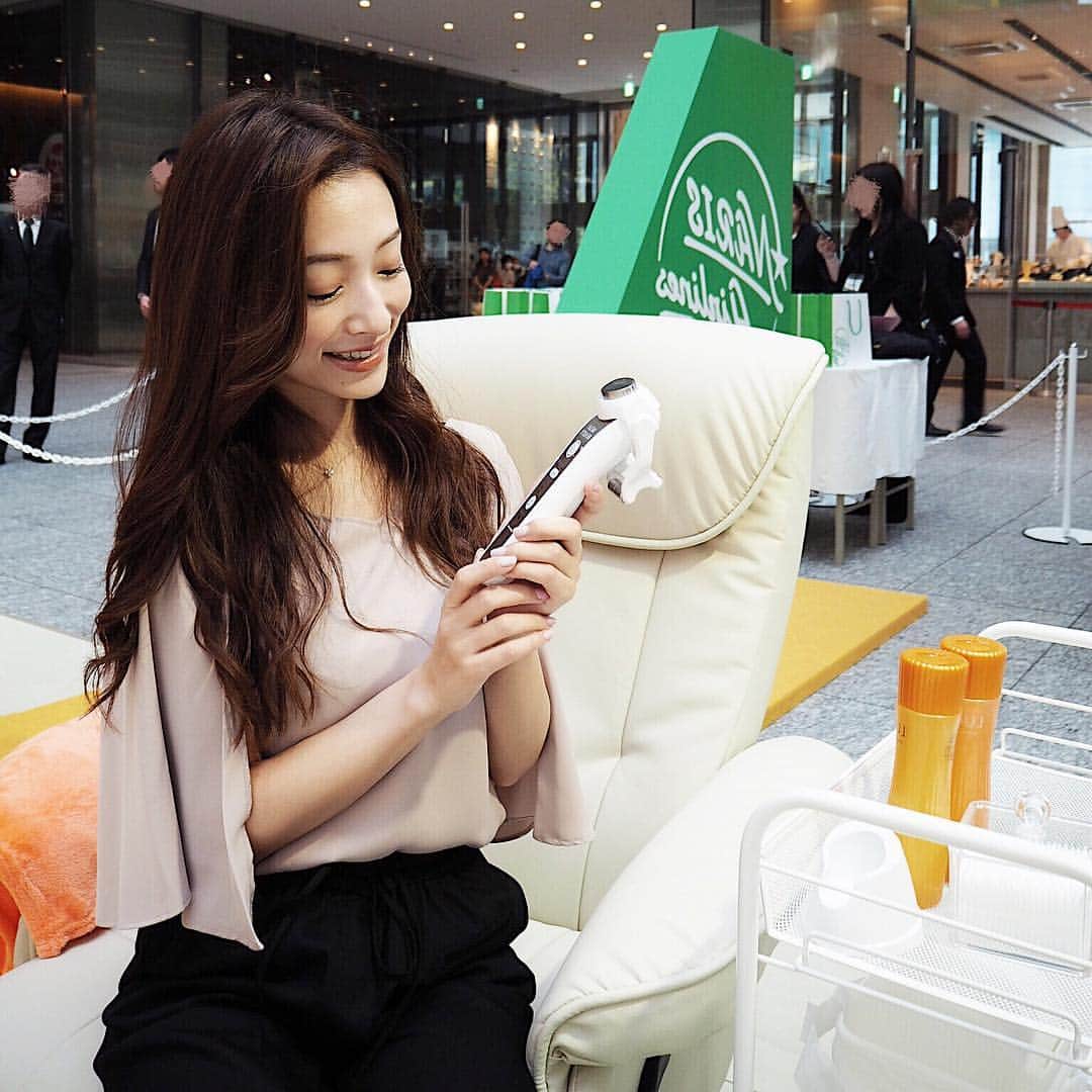 のインスタグラム：「今日は美顔器の体験へ🌟 ☑︎メガビューティ/ナリス化粧品 実際に手元で体験させてもらいました😊 角質の汚れをオフする前とした後ではその後のスキンケアの浸透力が全然違う😱 する前はベタつきが残るけど、した後は内側からもっちりして吸い付くような感じになるんです！ せっかく良いスキンケアを使っても、角質に残った垢とかが浸透を邪魔してしまうんだと実感しました😌 #ナリス化粧品 #メガビューティ #セルフエステ #美顔器 #ナリス航空 #角質ケア #pr」